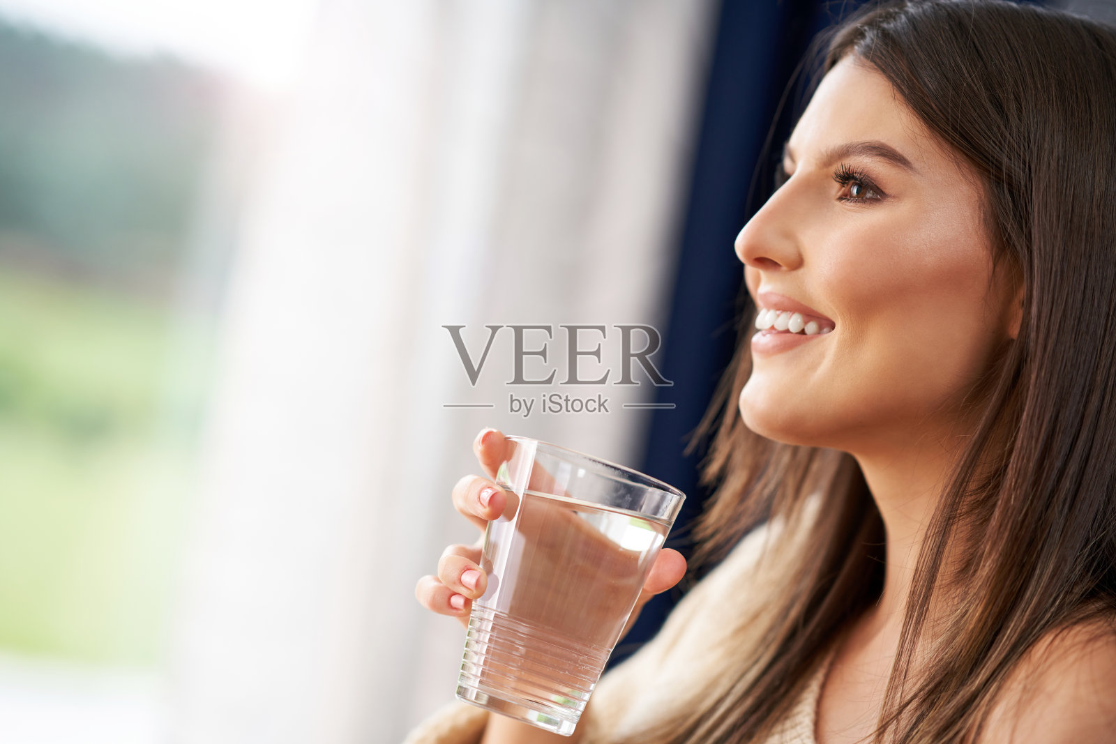 年轻性感的女人放松在家里照片摄影图片