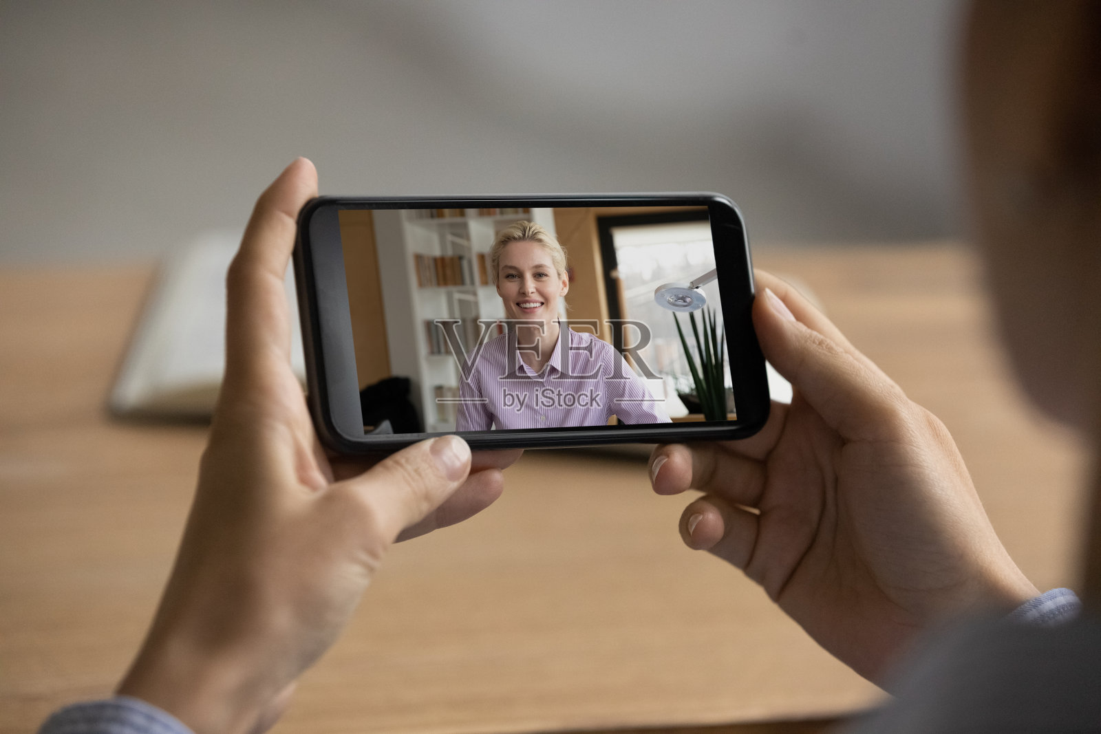 女人与朋友视频通话的特写照片摄影图片