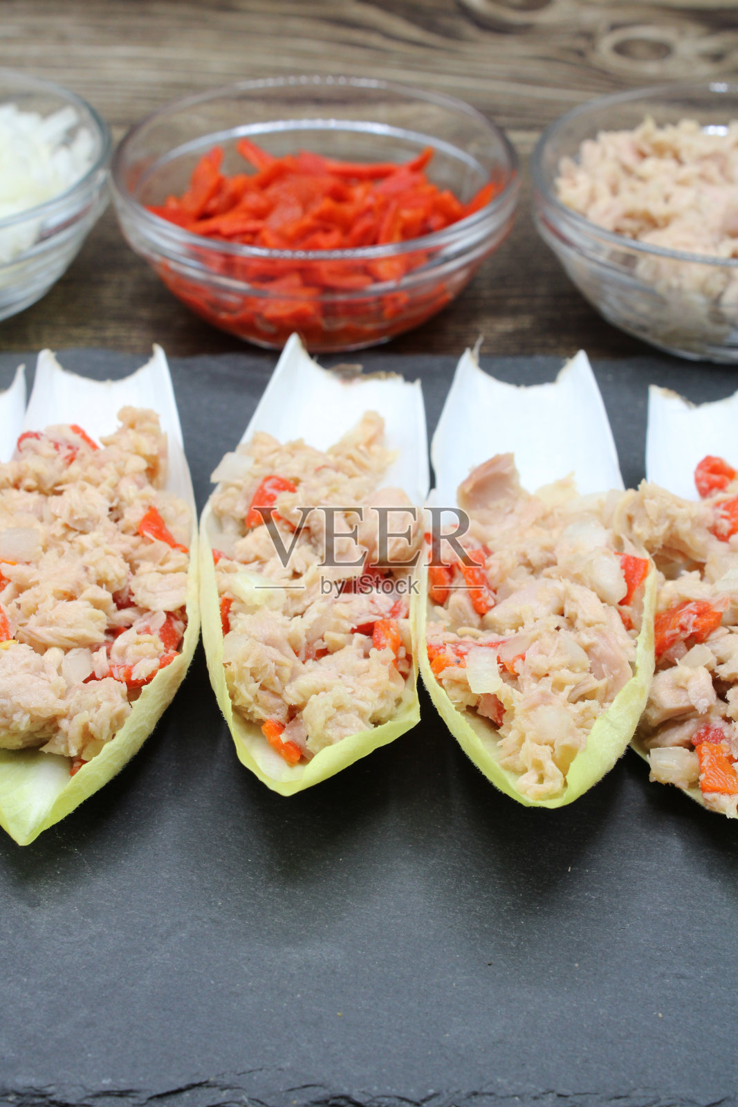 充满金枪鱼的菊苣菜照片摄影图片