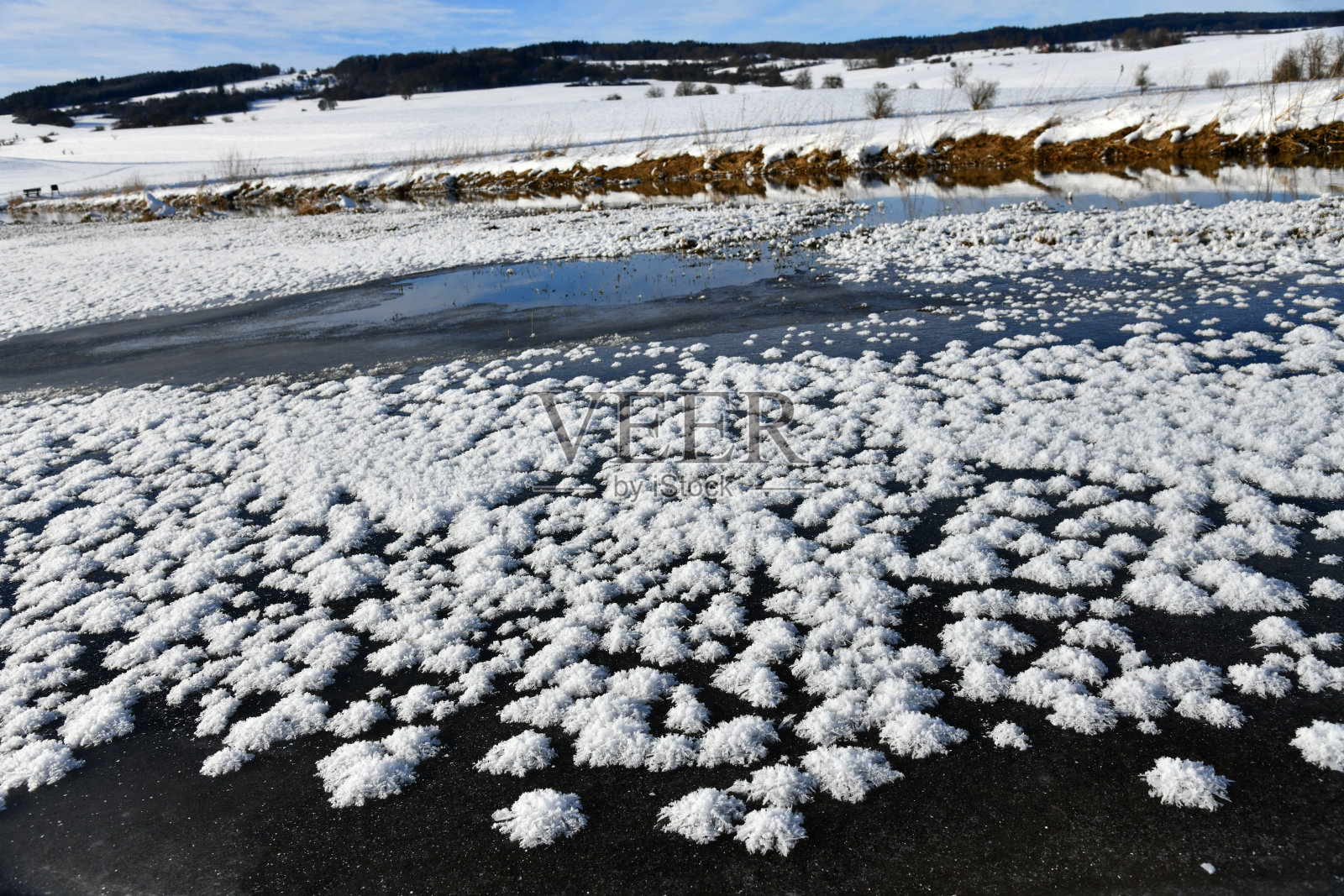 冰表面的雪晶体照片摄影图片