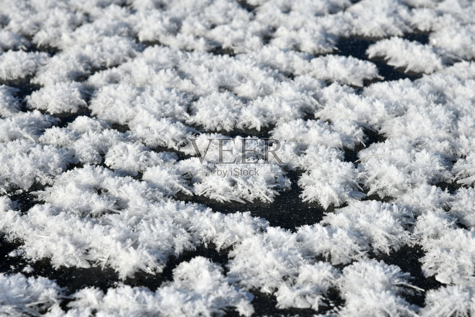 冰表面的雪晶体照片摄影图片