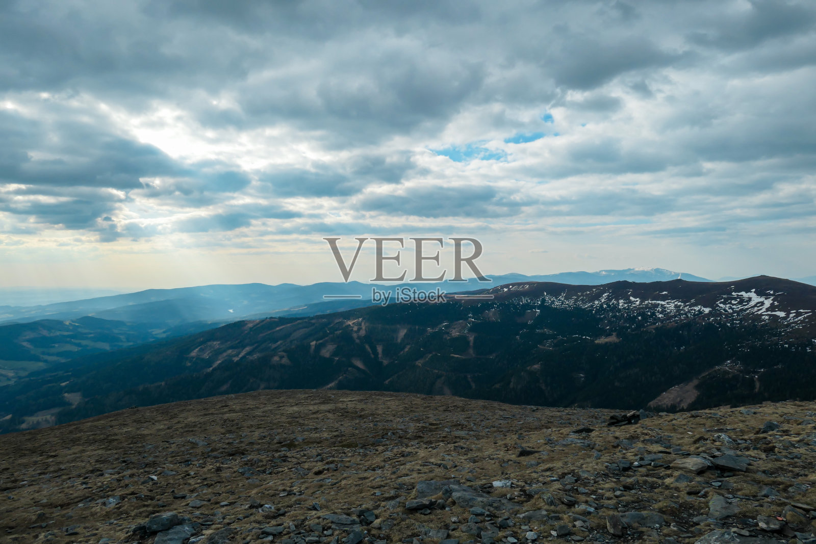 阿莫林科格尔-全景在阿尔卑斯链在奥地利。广阔的牧场有金色。还有其他的山照片摄影图片