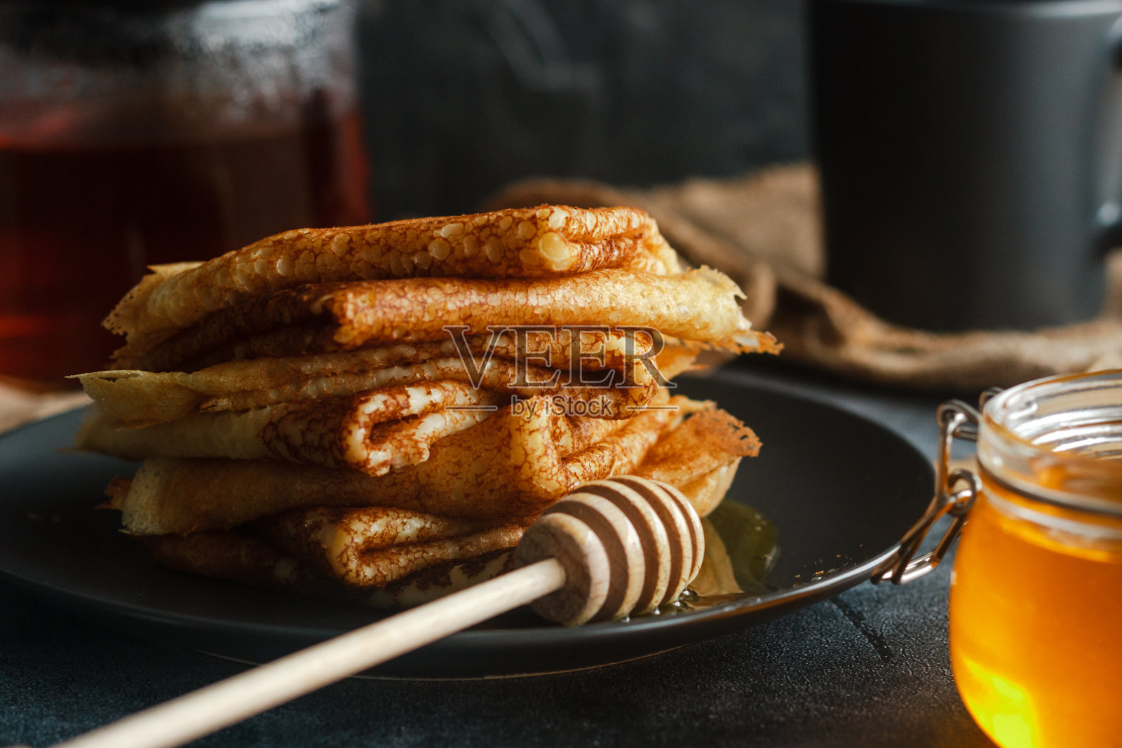 美味的煎饼放在盘子里照片摄影图片