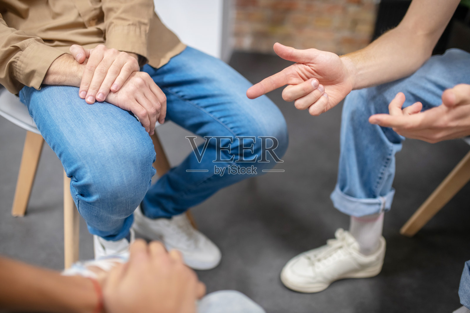 近距离拍摄人们围坐在一起聊天照片摄影图片