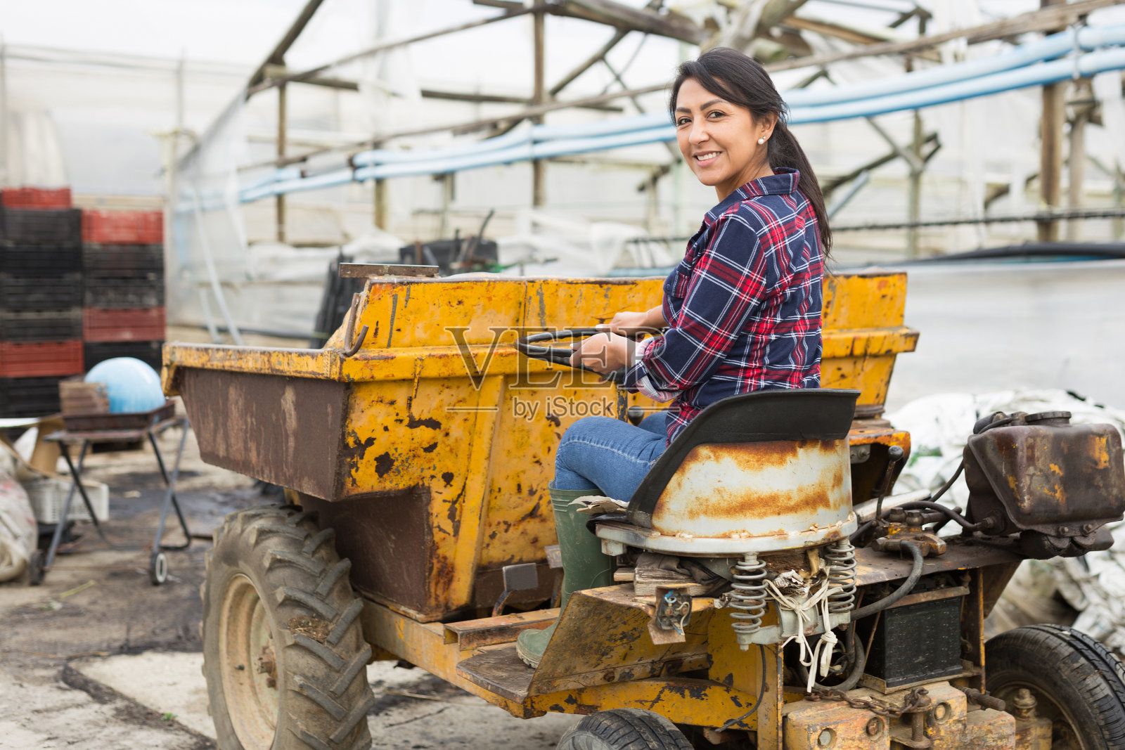在铲车上工作的妇女照片摄影图片