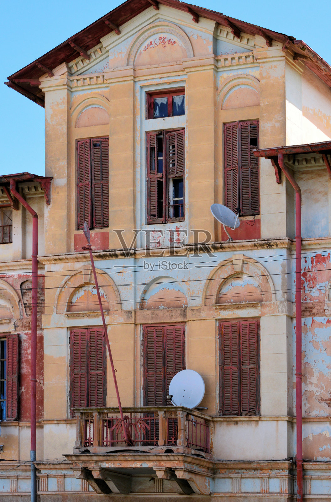 位于厄立特里亚阿斯马拉邮局广场的军事联盟/国家巴利亚歌剧院/罗马银行的破旧建筑，现为厄立特里亚商业银行(1910)照片摄影图片