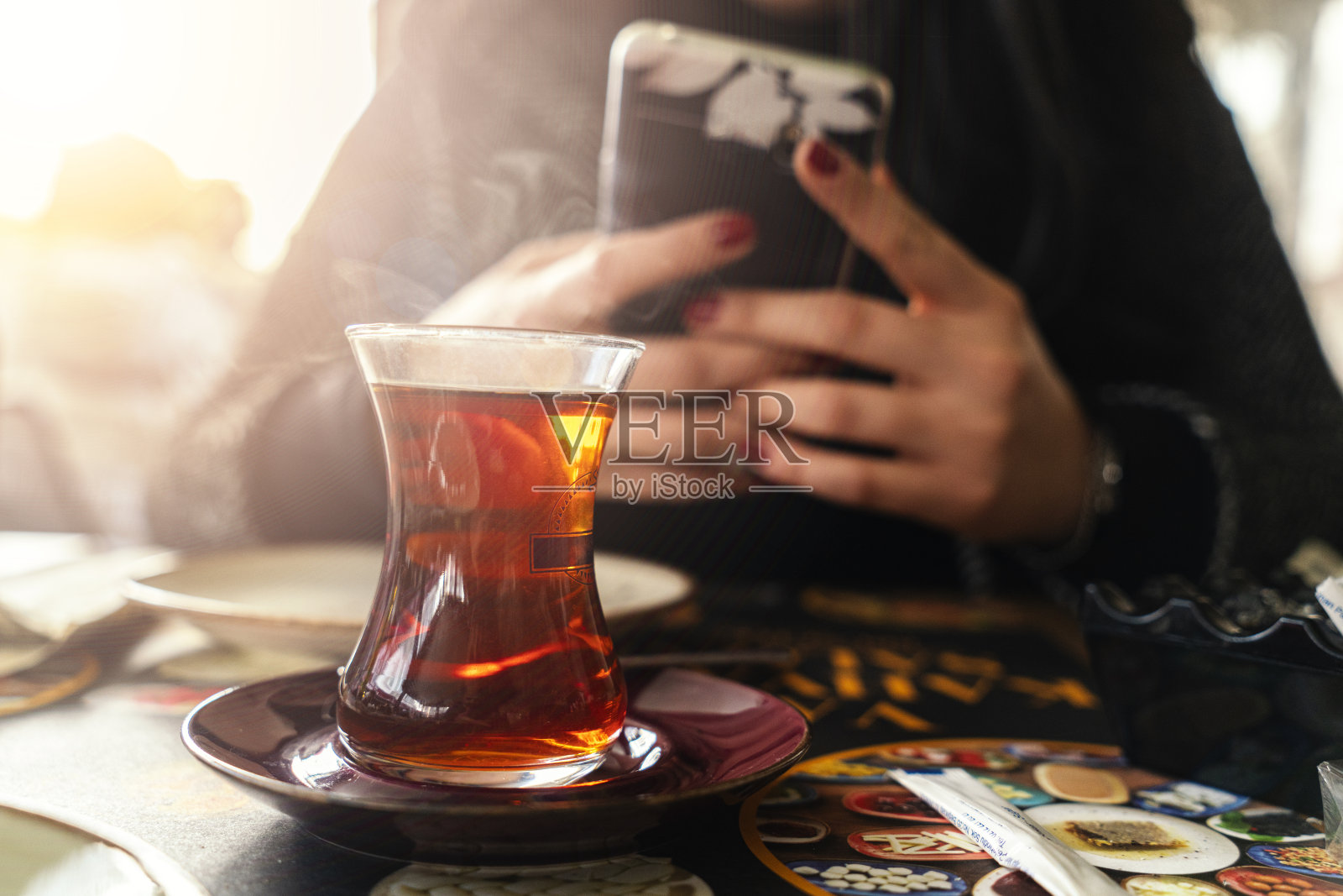 女性手捧一杯土耳其茶照片摄影图片