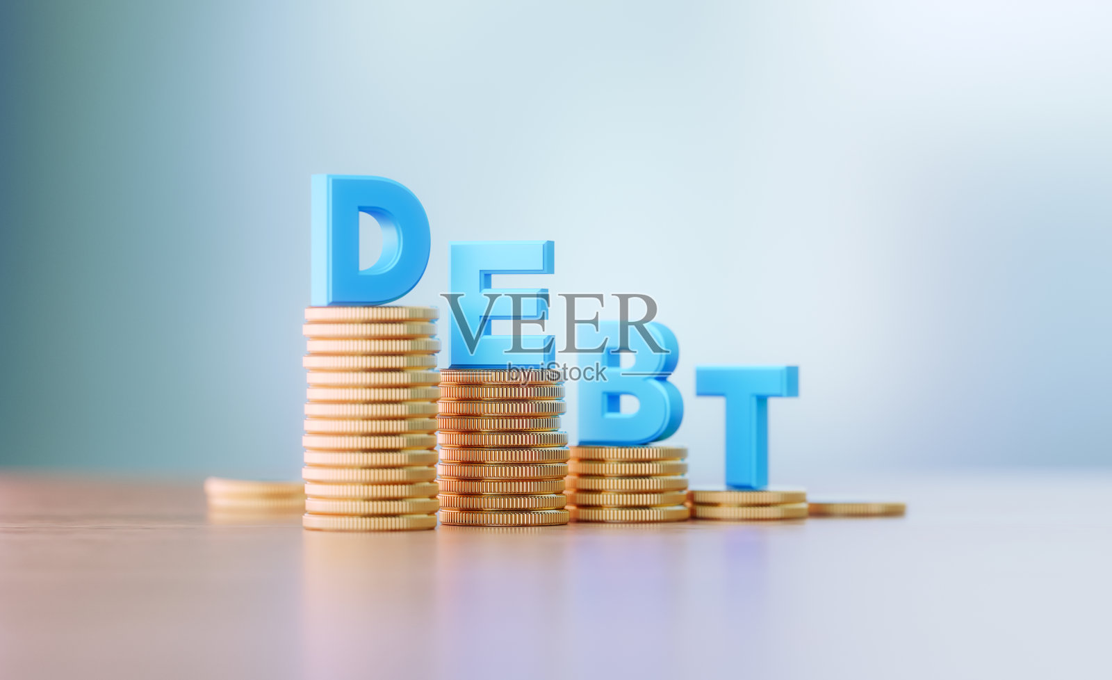 债务减少概念-蓝色字母坐在硬币堆栈写债务前散焦背景照片摄影图片