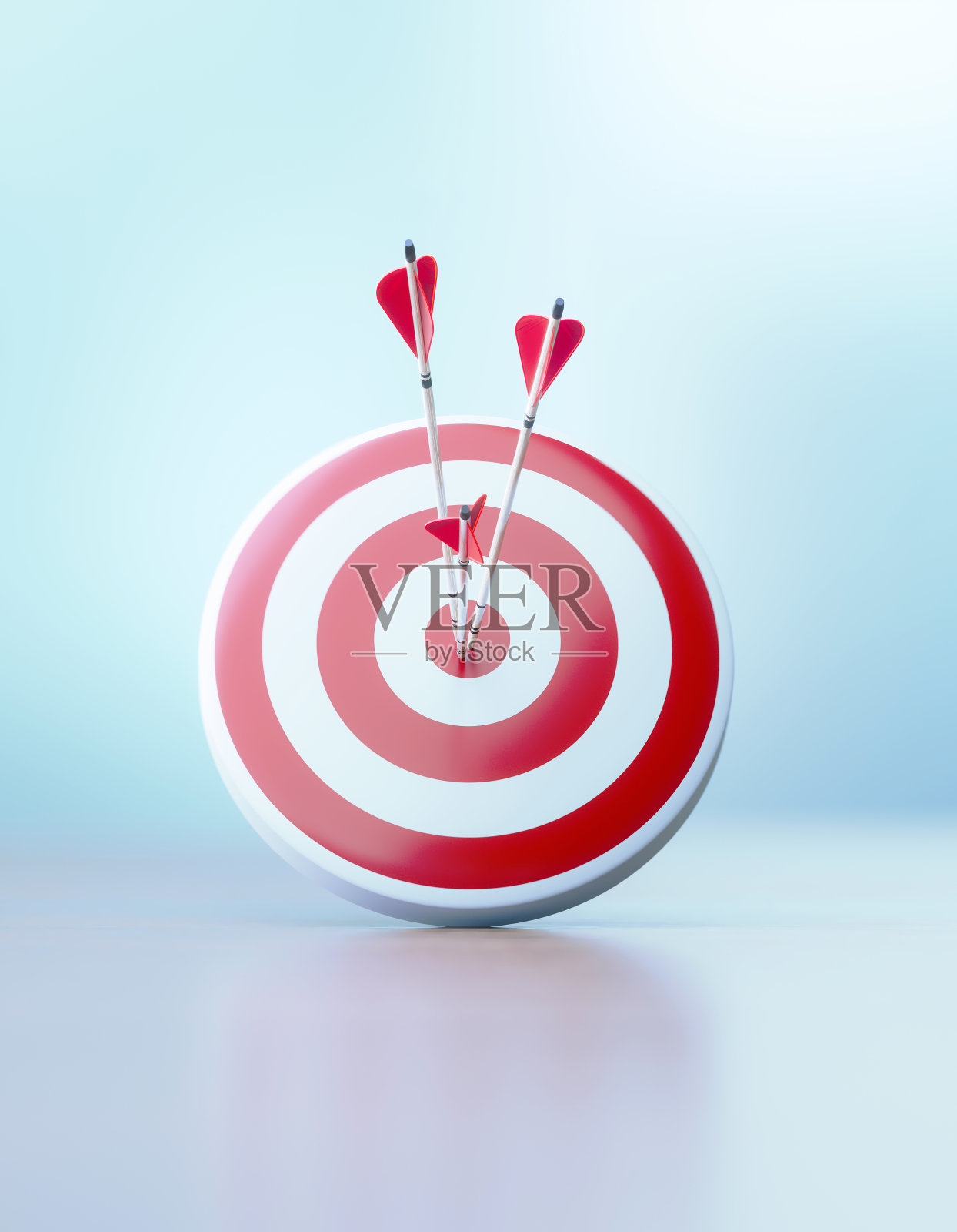 成功和准确的概念-红色的圆靶和箭坐在散焦背景前照片摄影图片