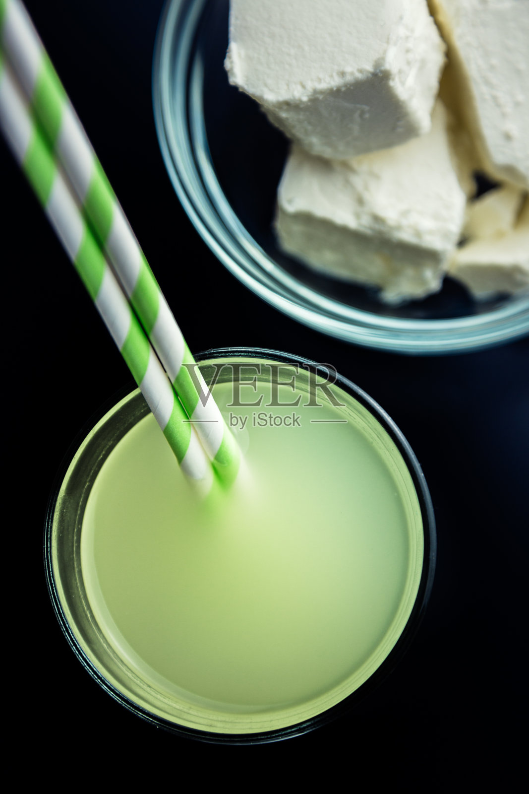 有机天然乳清饮料在玻璃照片摄影图片