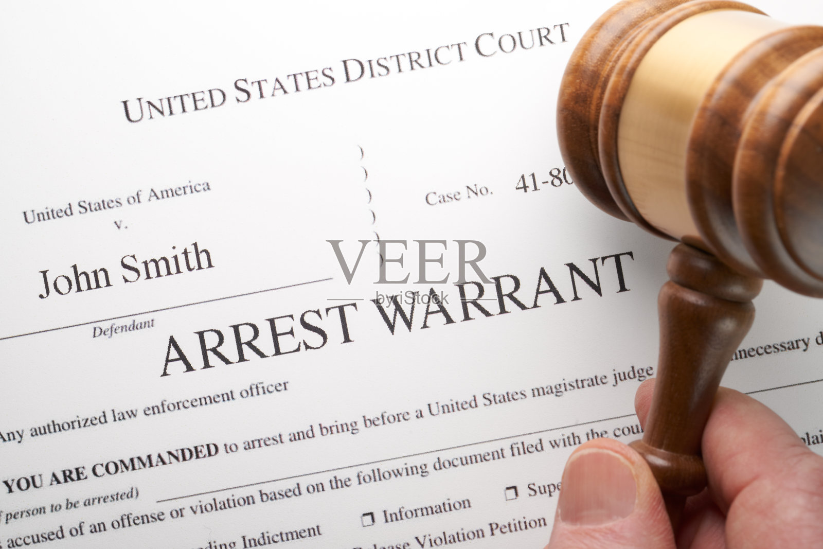 带木槌和手的逮捕令文件照片摄影图片