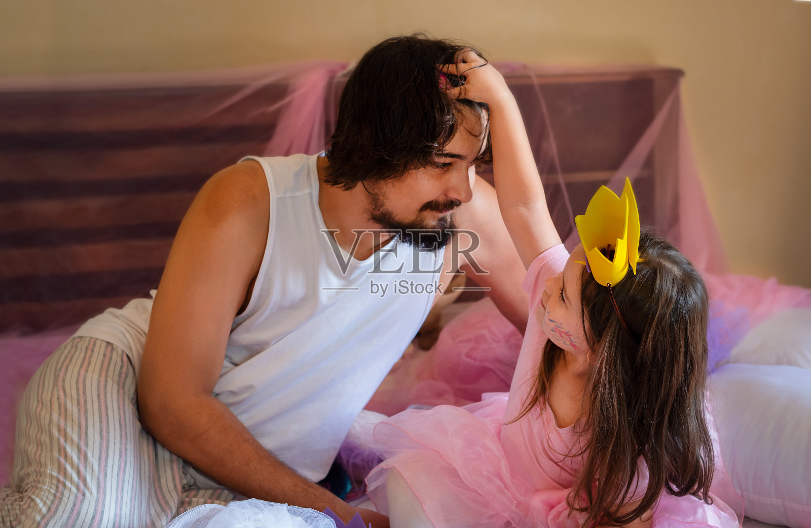 爸爸和女儿在一起玩照片摄影图片