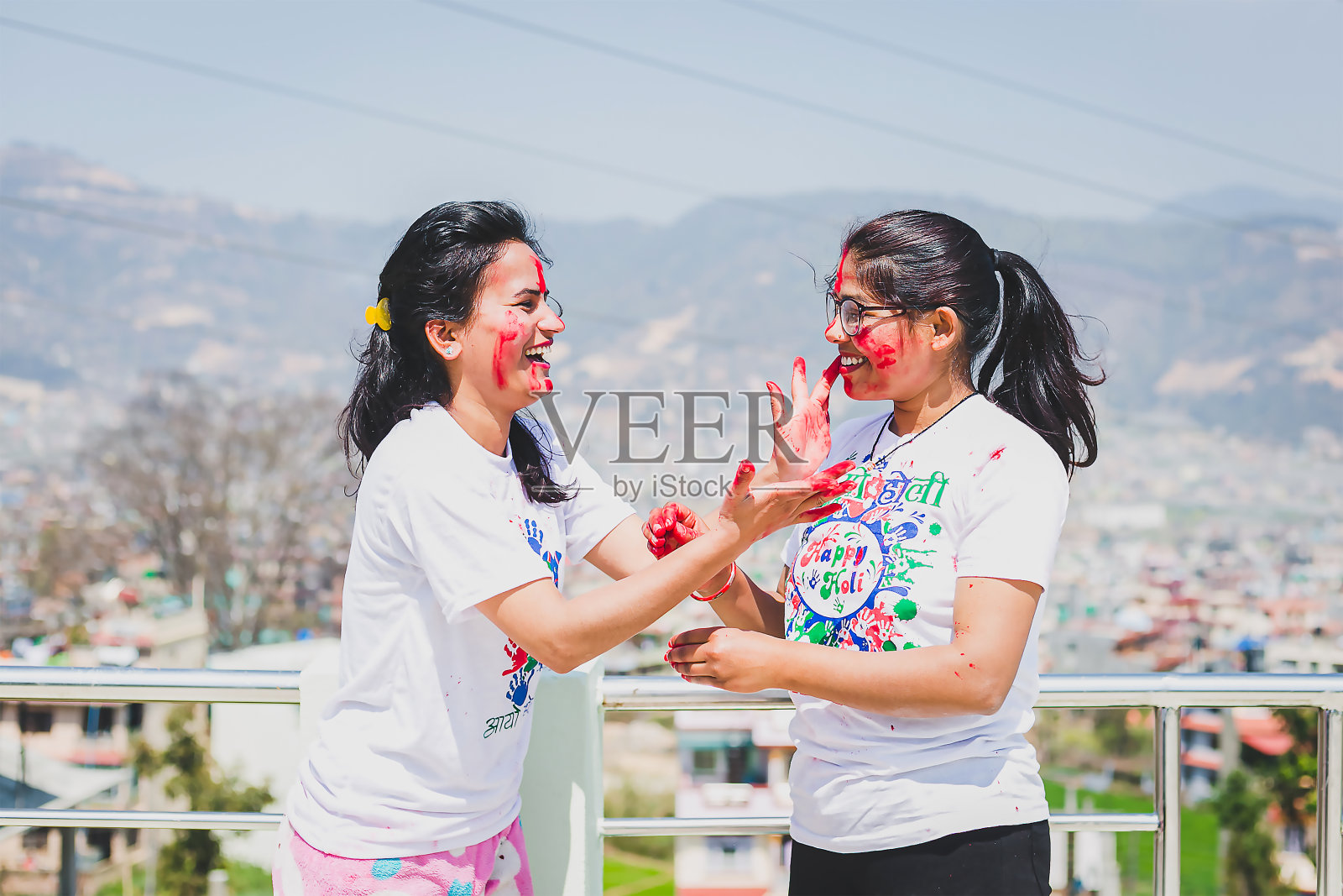 亚洲印度女孩享受胡里节或节日的颜色照片摄影图片