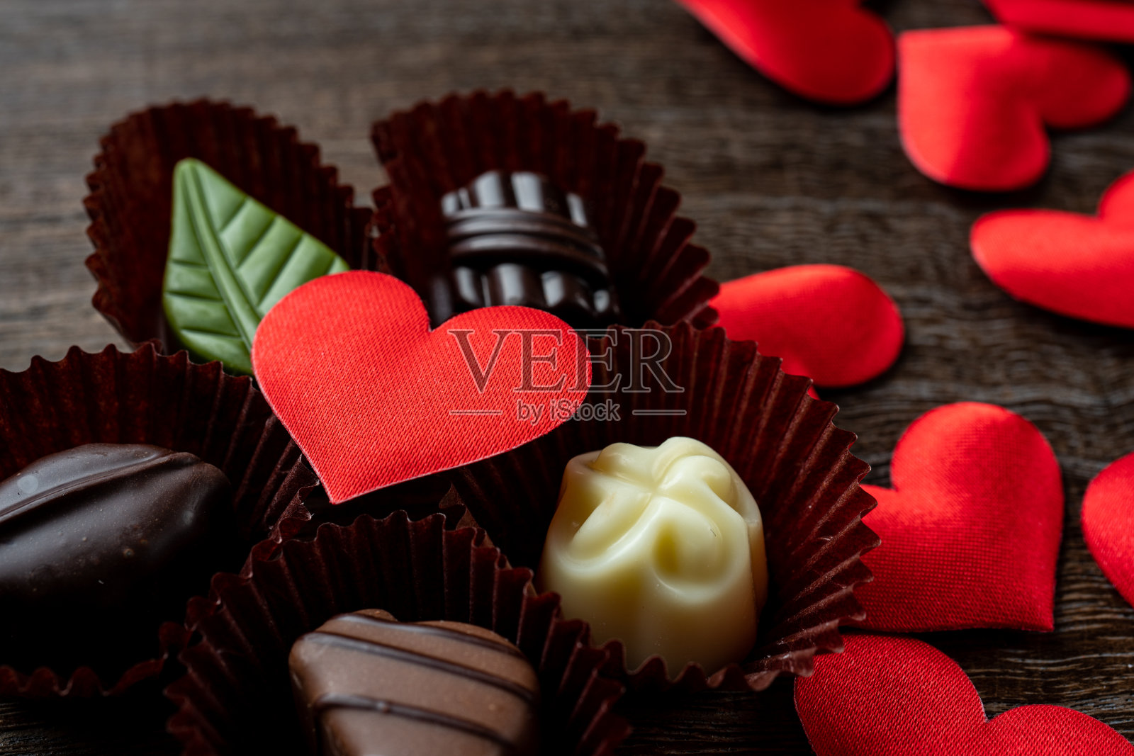 巧克力和心形标记照片摄影图片