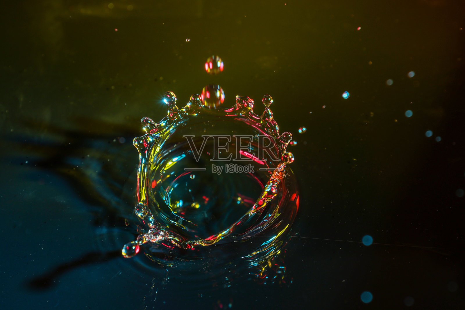 高速摄影的水冠在黑色的背景。照片摄影图片