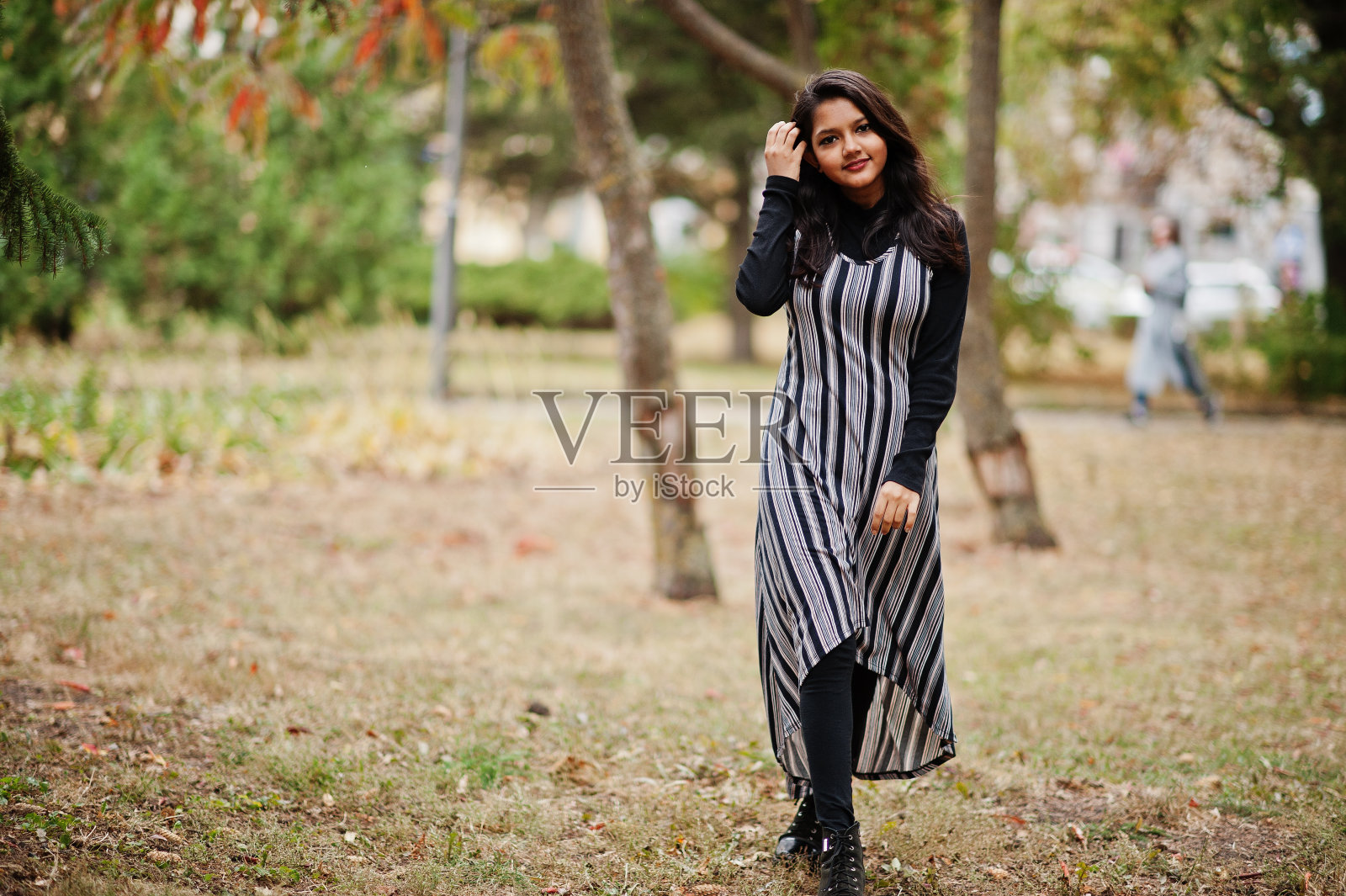 年轻美丽的印度人的肖像照片摄影图片