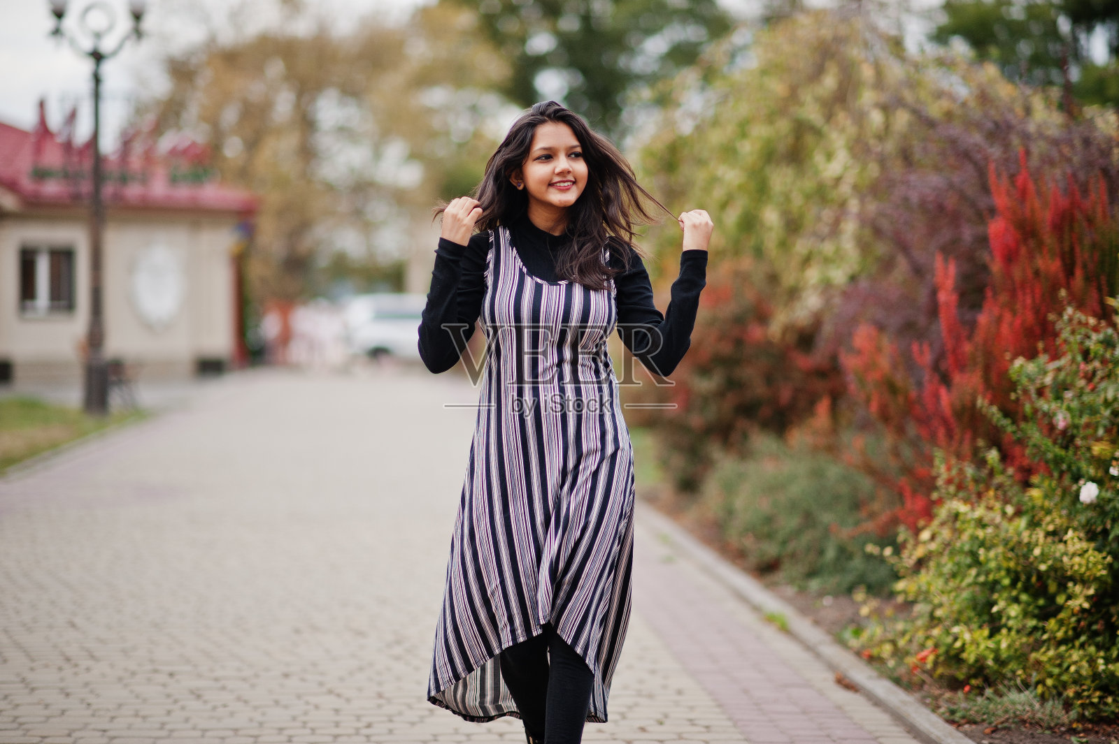 年轻美丽的印度人的肖像照片摄影图片