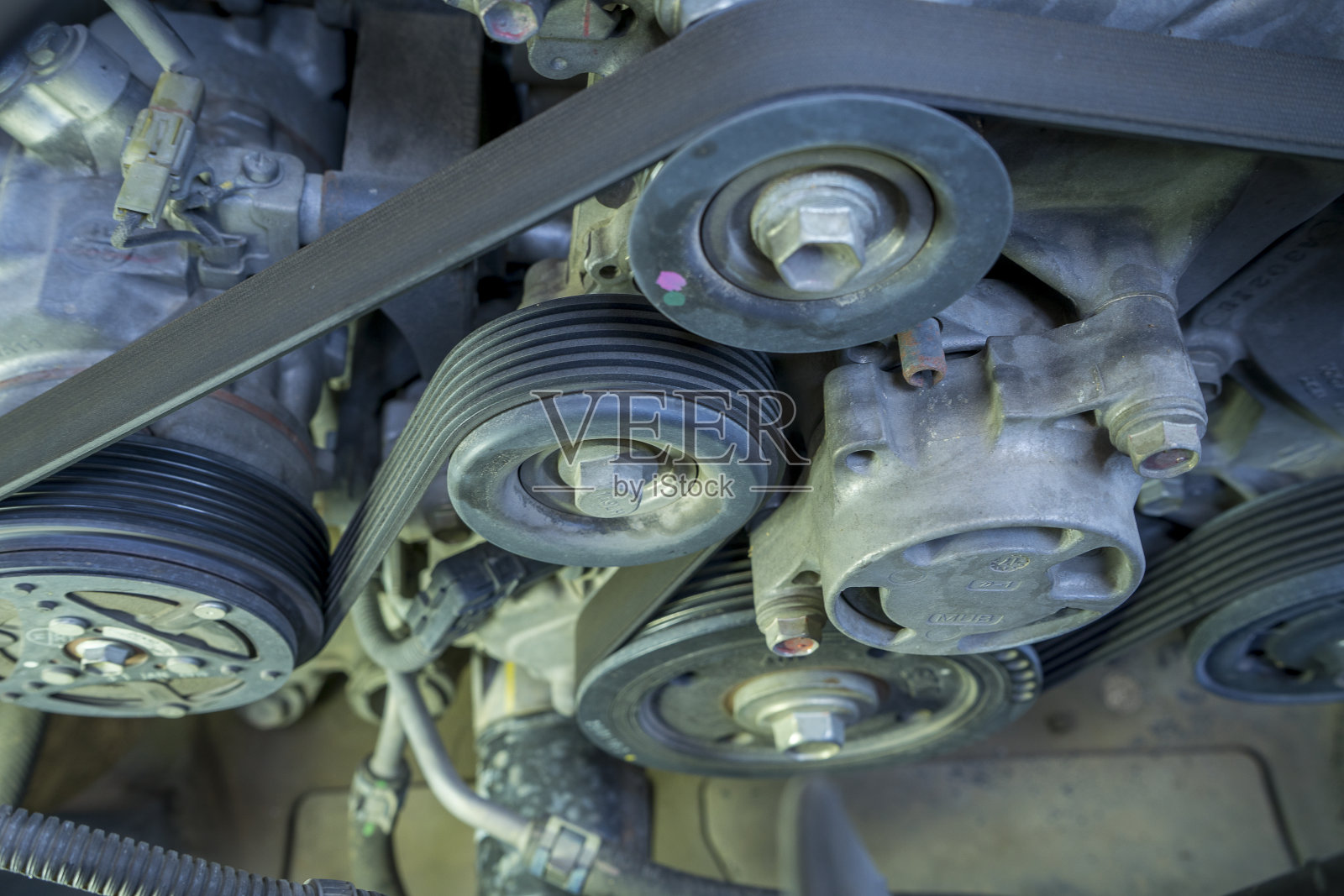 发动机碎片的细节包括交流压缩机发电机皮带和皮带轮。照片摄影图片