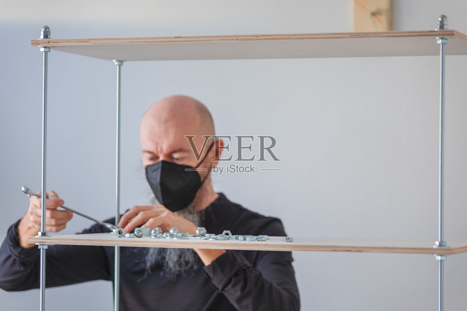 2019冠状病毒病检疫，在家工作，人装配胶合板工业式货架照片摄影图片