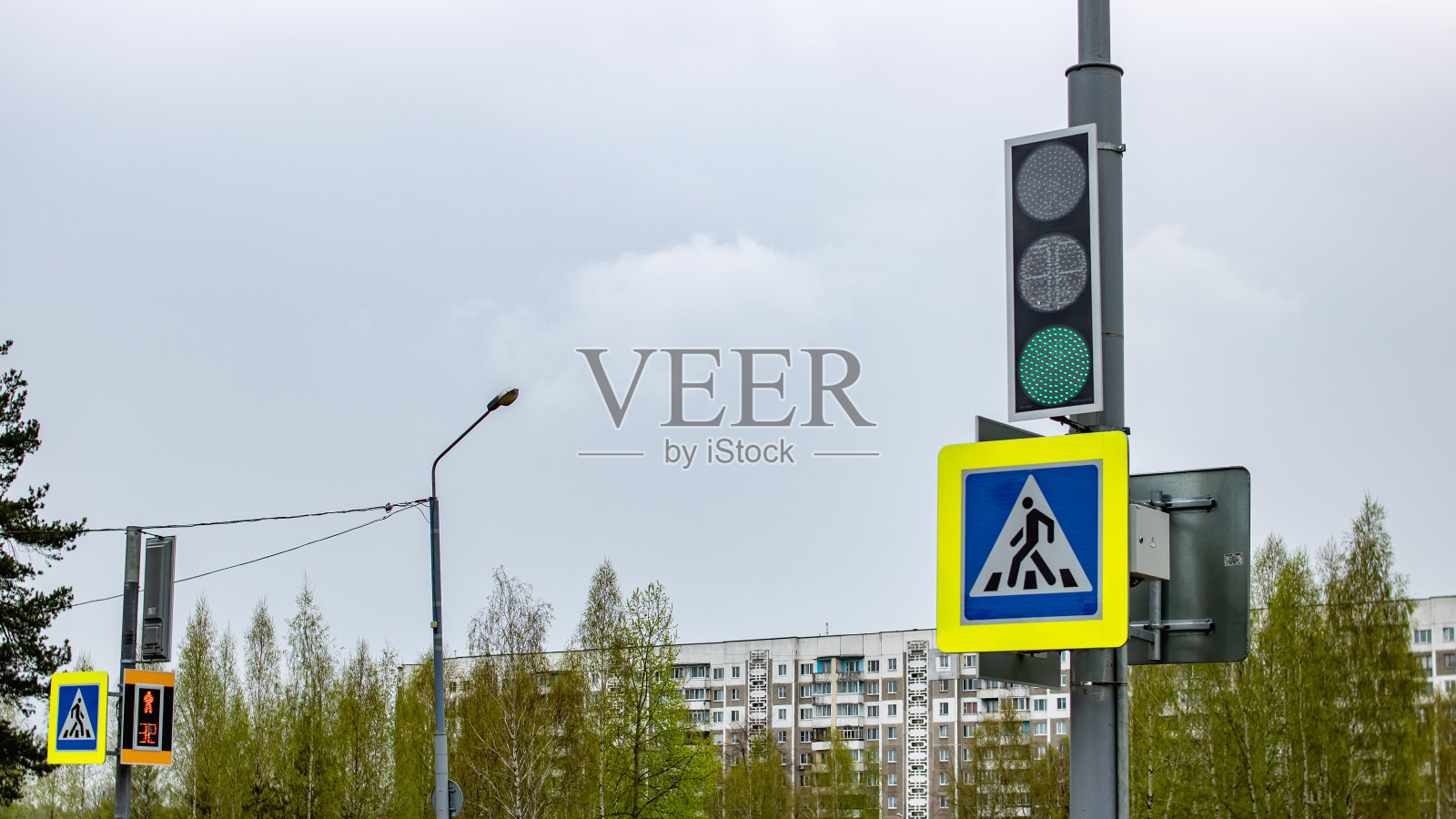 行人过路处的交通灯靠近照片摄影图片