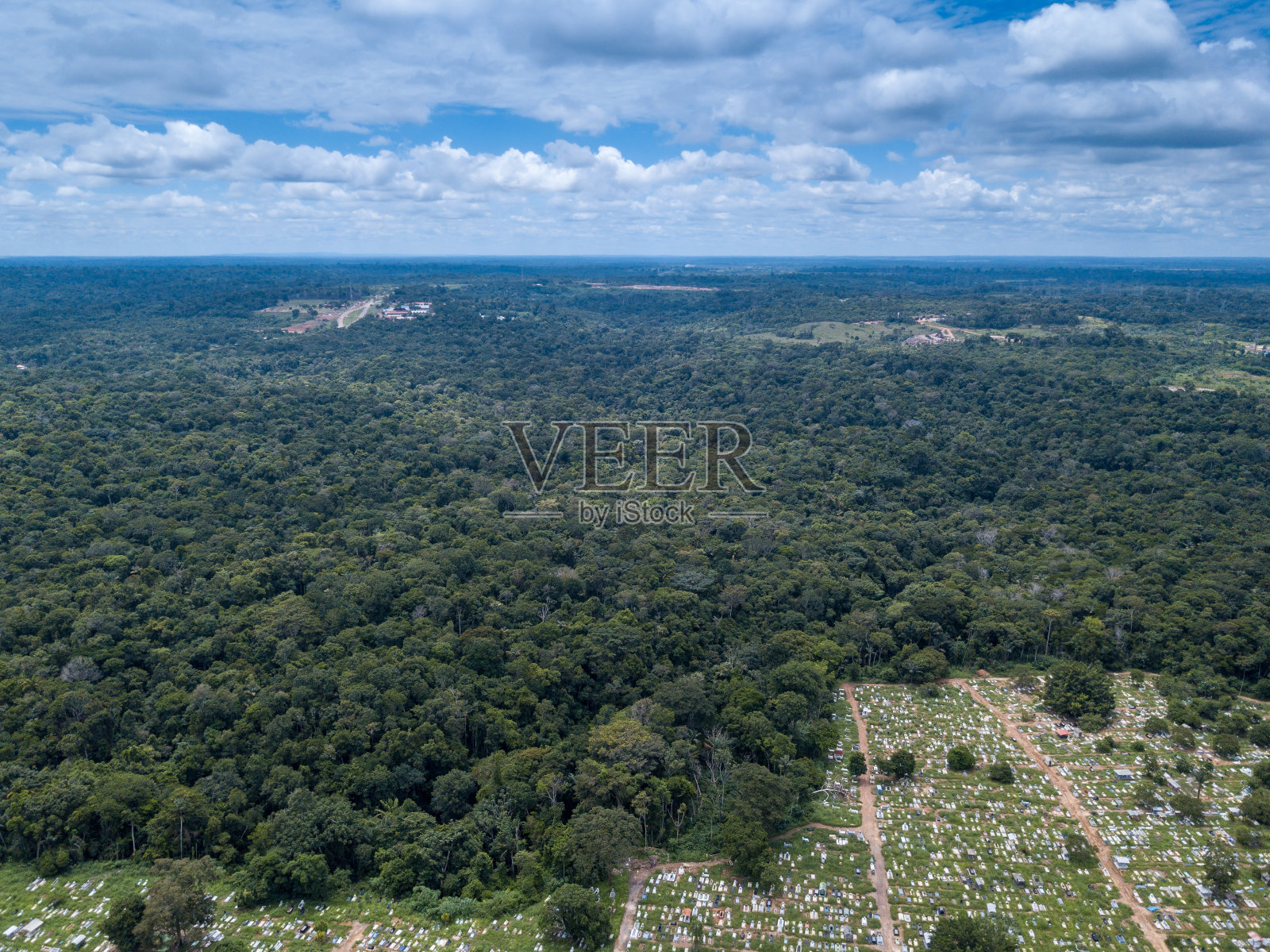 鸟瞰图在亚马逊雨林的桑托Antônio墓地和森林树木在阳光明媚的一天在韦柳港，巴西。在新冠病毒大流行中，为新冠病毒受害者举行的葬礼。照片摄影图片
