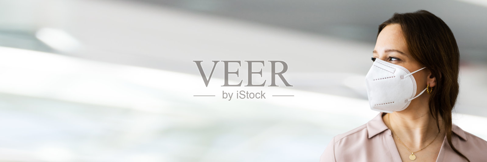 戴着N95医用口罩的妇女照片摄影图片