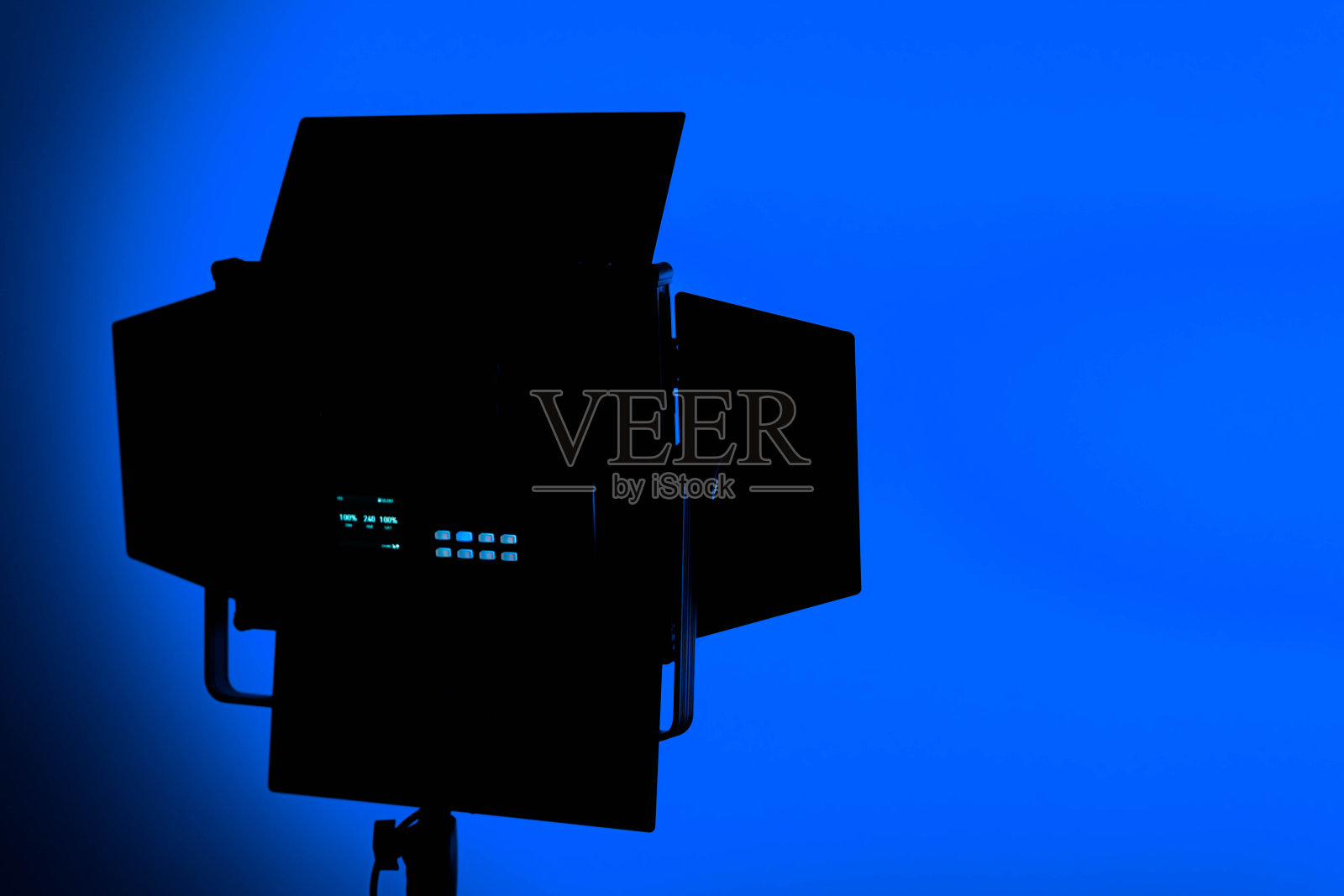 一个LED舞台灯与保护百叶窗在蓝色背景，复制空间照片摄影图片