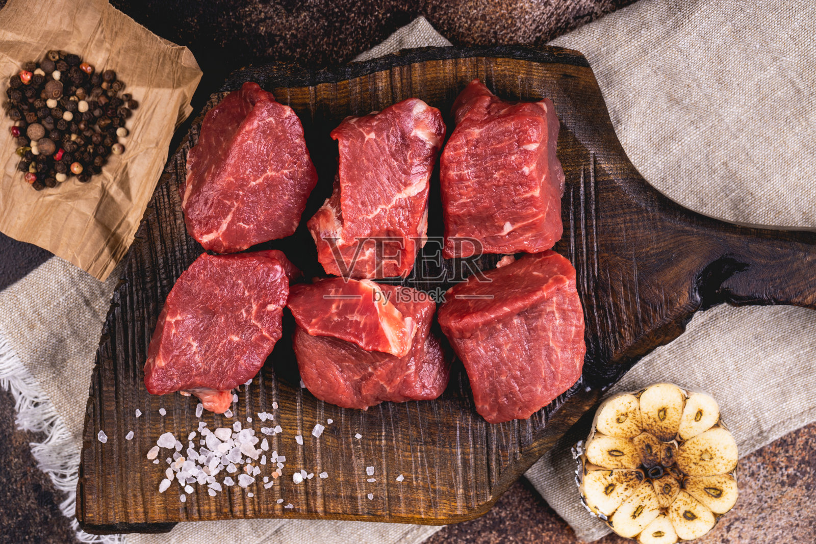 一块生牛肉。照片摄影图片