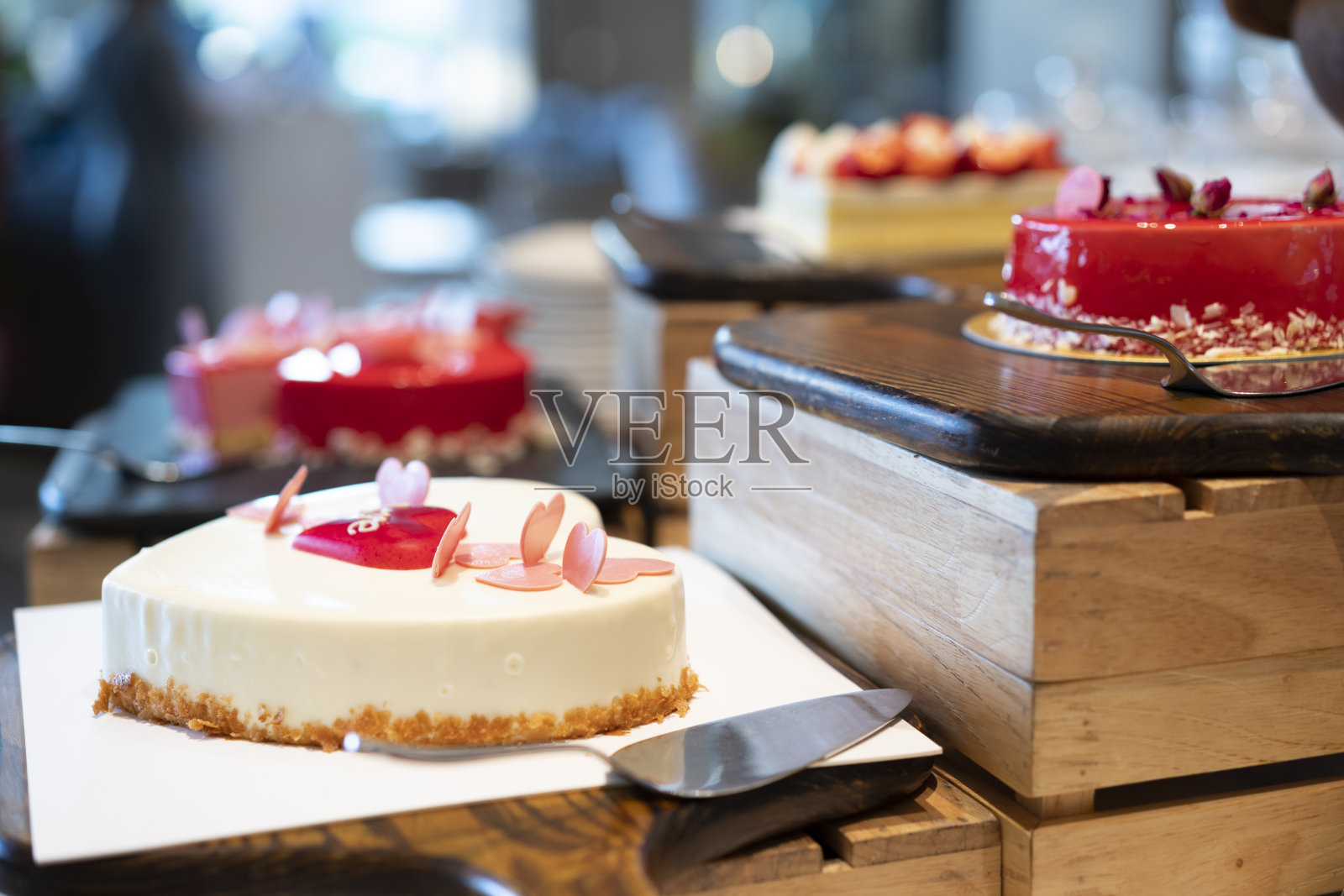 面包店架子上可爱的蛋糕照片摄影图片