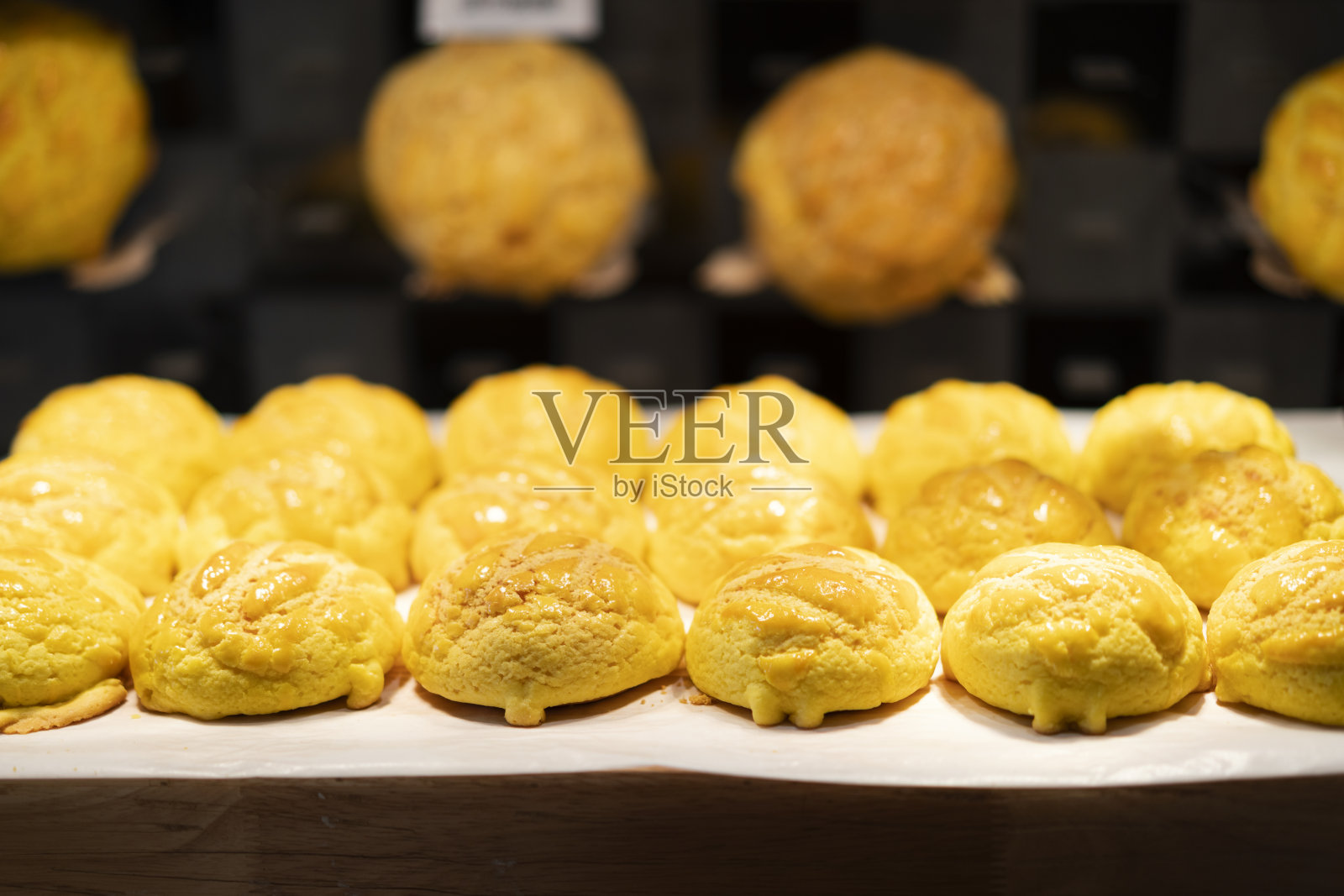 面包房食物架上美味的面包照片摄影图片