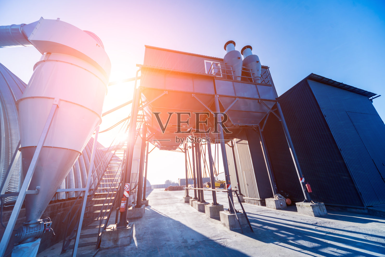 工业金属建筑背景与晴朗的天空照片摄影图片