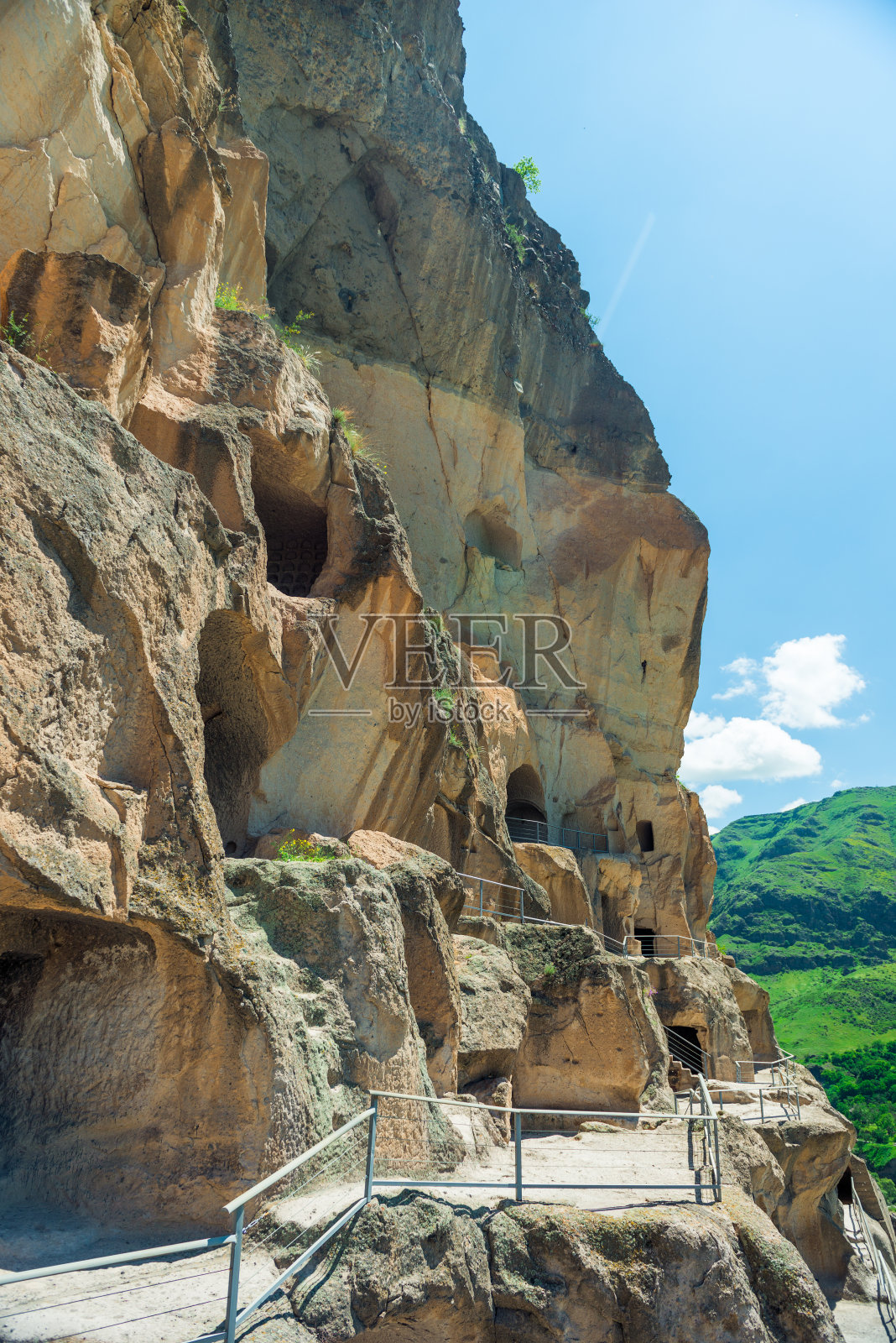 垂直照片的洞穴城市瓦尔齐亚在格鲁吉亚，一个著名的旅游景点照片摄影图片