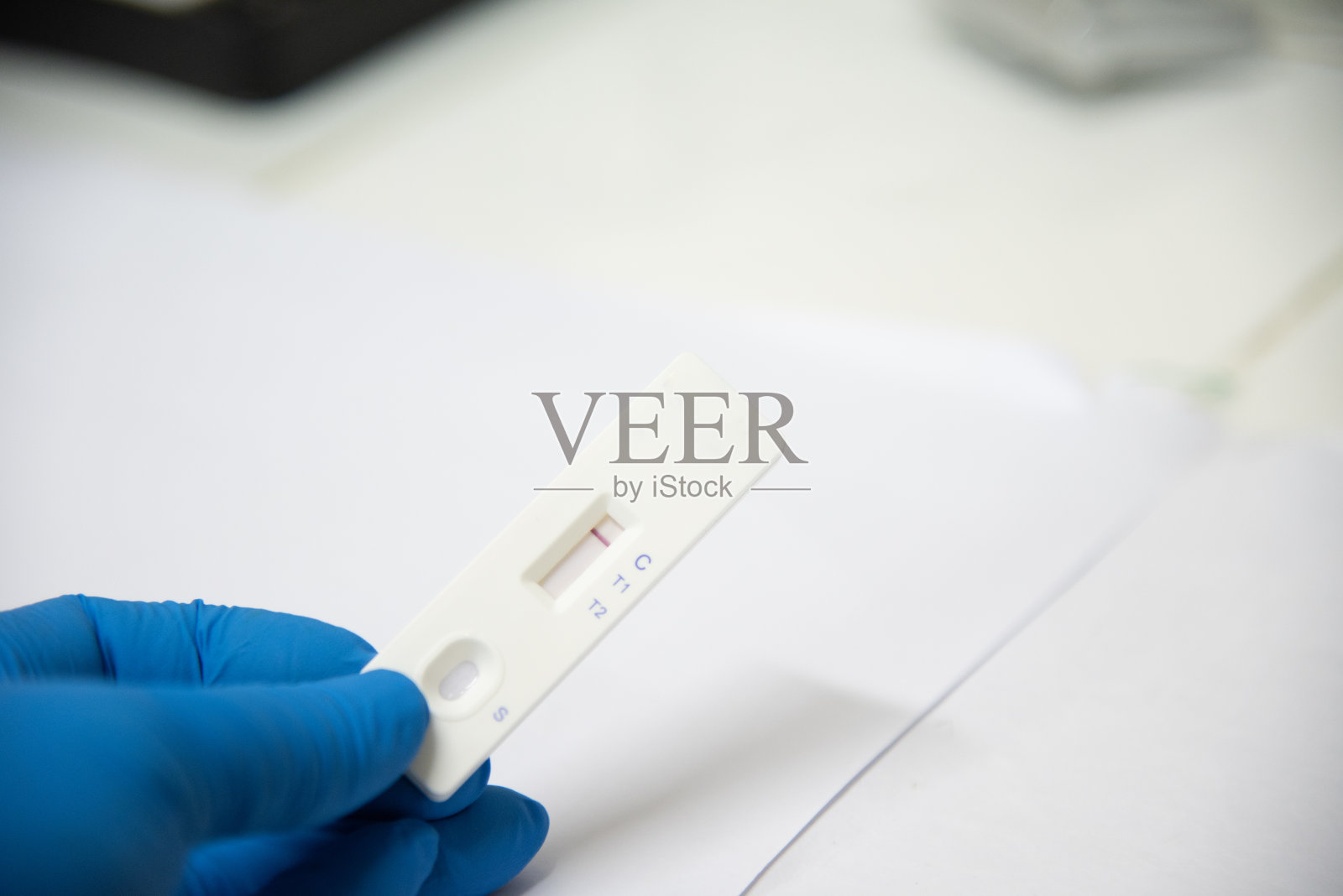 试管在实验室测试在蓝色背景。照片摄影图片