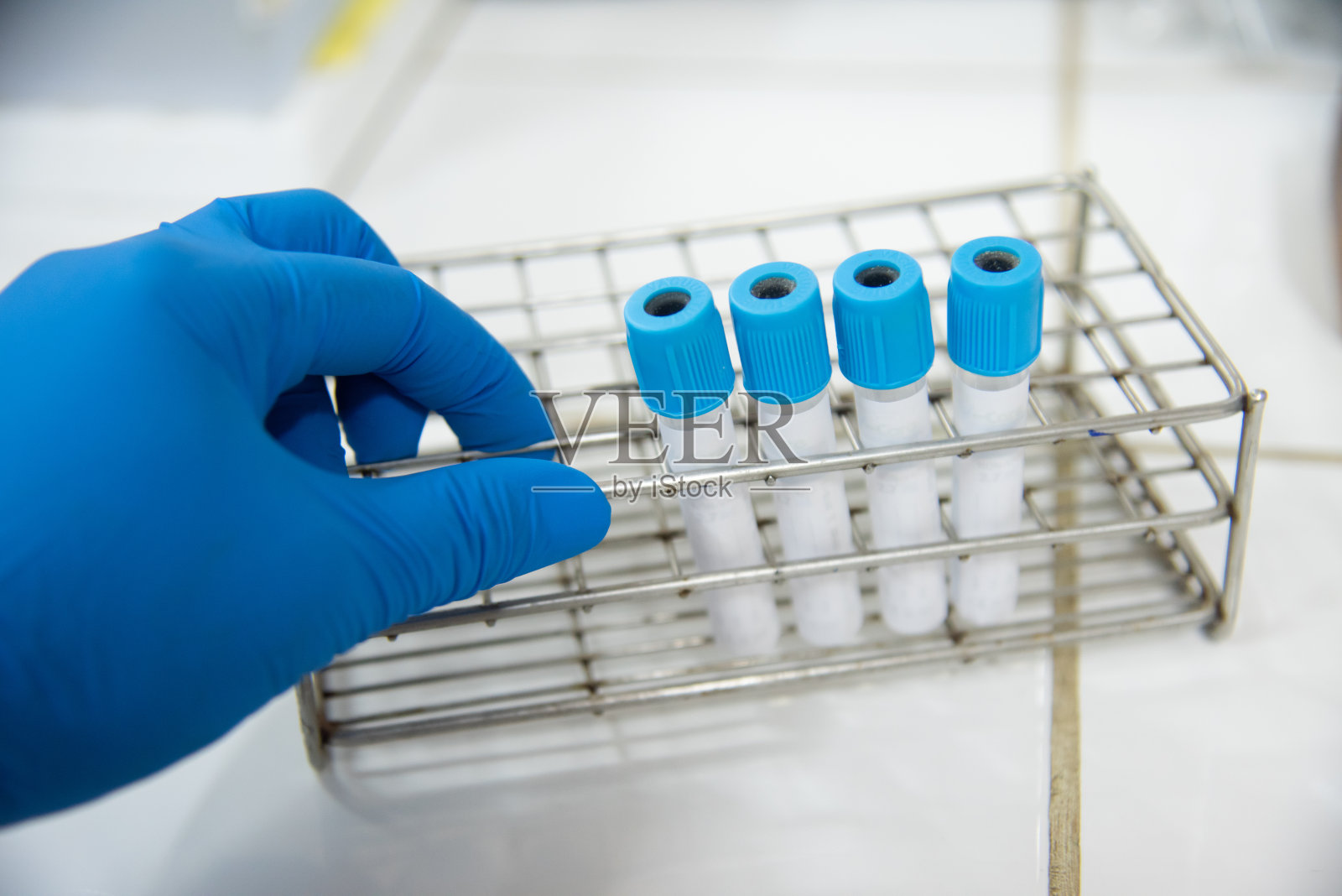 试管在实验室测试在蓝色背景。照片摄影图片