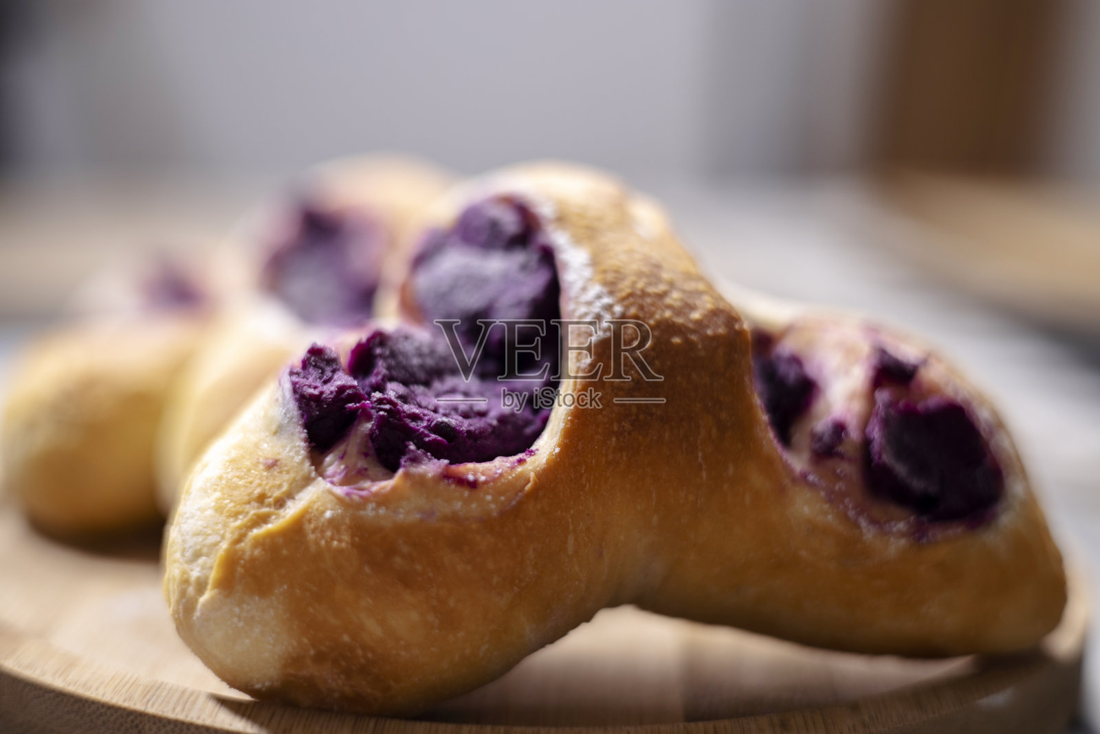 手工烘焙糕点:紫薯包照片摄影图片