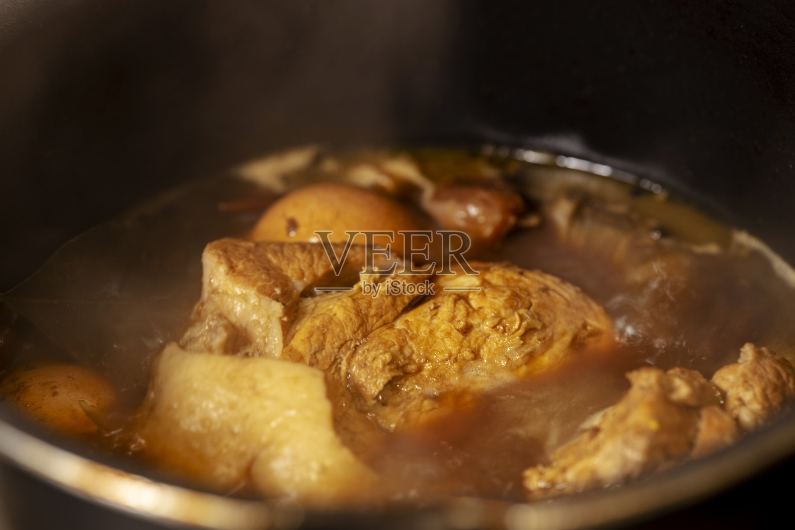 中式烹饪:用香料和酱油炖肉和鸡蛋照片摄影图片