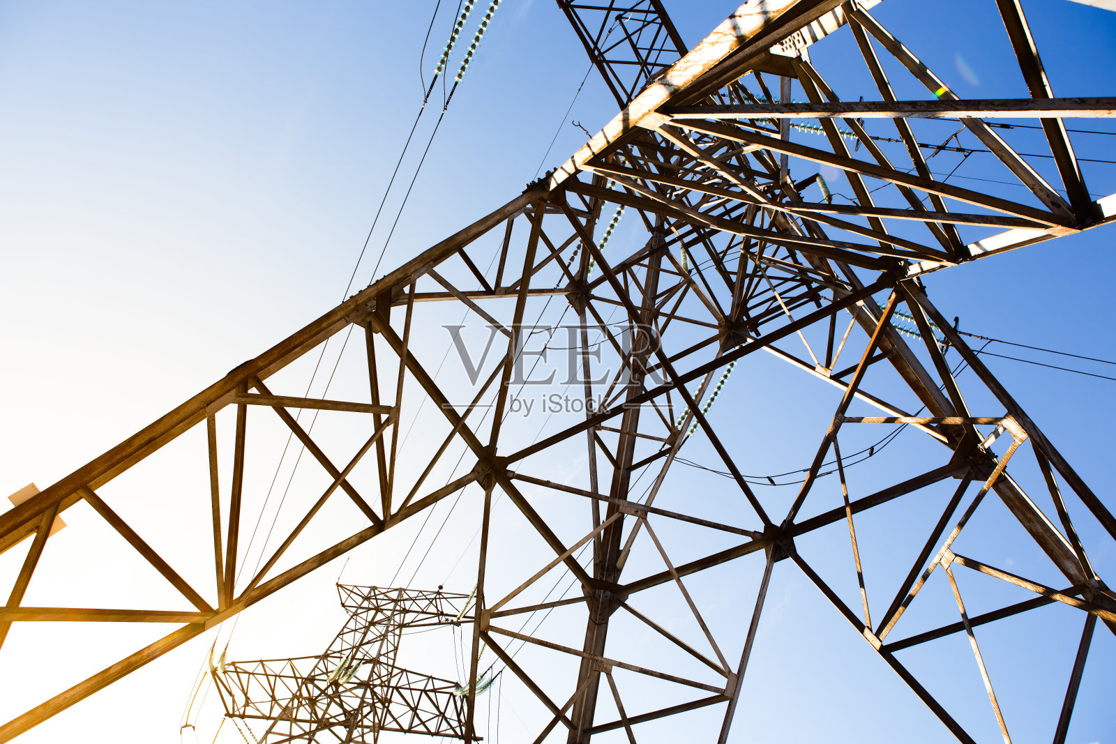 高压电线。配电。高压输电塔。照片摄影图片