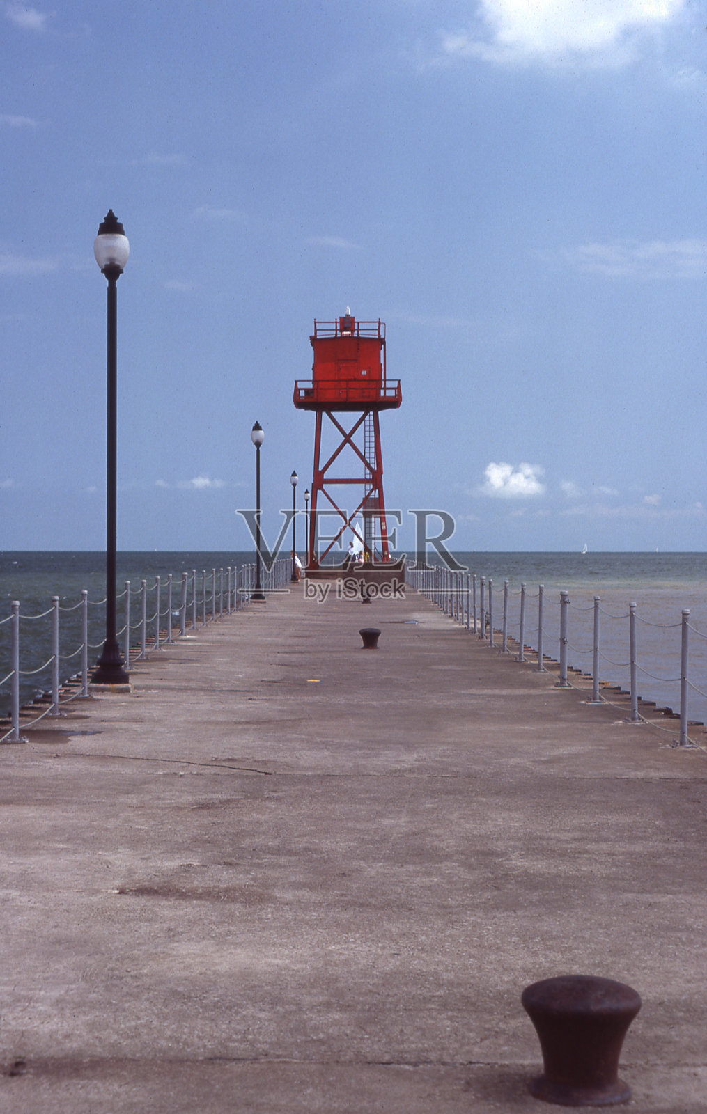 湖岸里程碑式的照片摄影图片