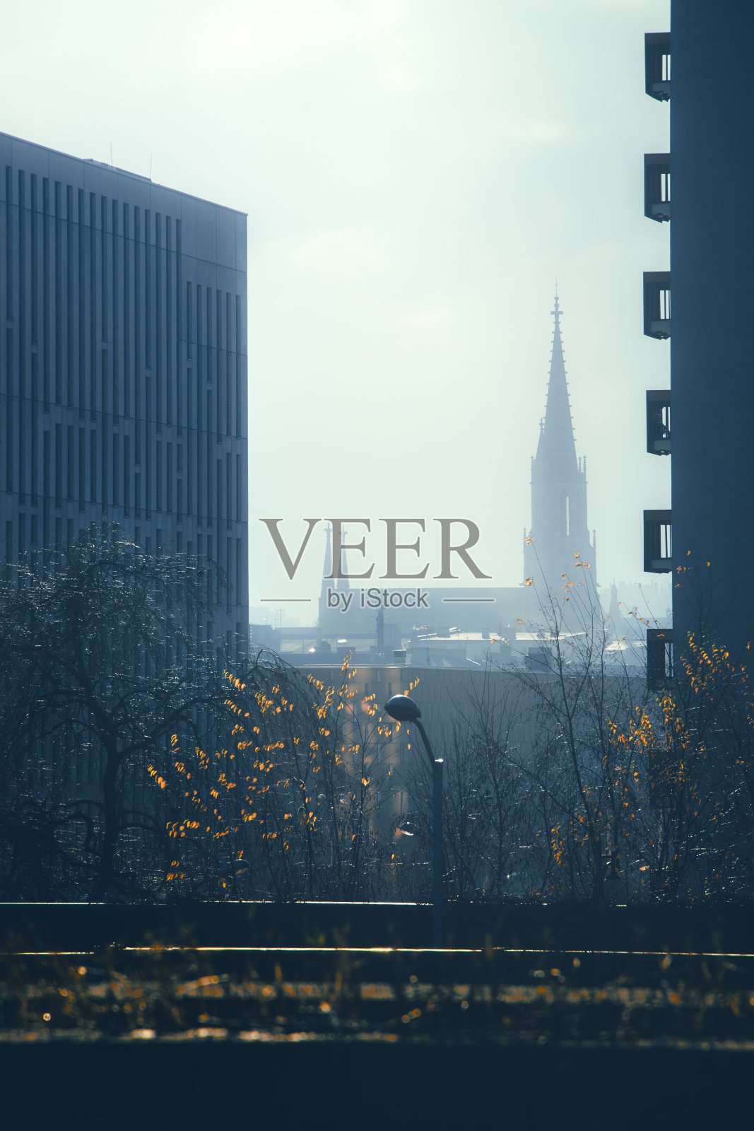 波兰卡托维兹城市建筑之间教堂的剪影照片摄影图片