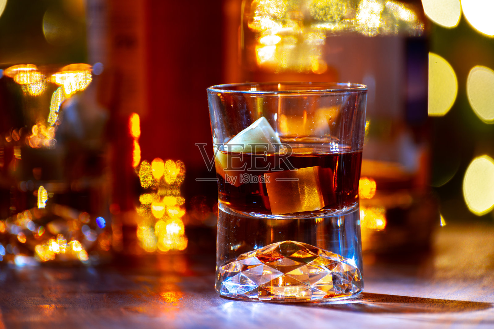 玻璃杯的苏格兰威士忌服务在爱丁堡，苏格兰，英国和糕点灯的背景照片摄影图片