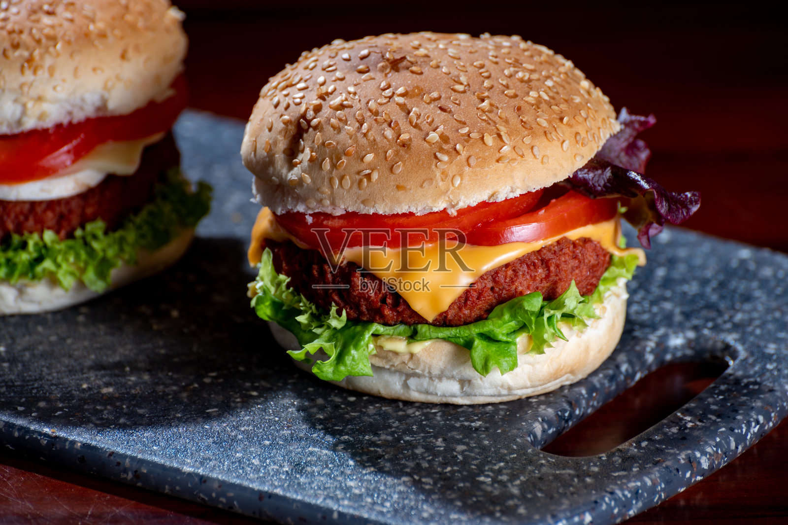 美味的素食，自制的芝士汉堡，由植物大豆肉、芝士、洋葱、绿莴苣和西红柿制成照片摄影图片