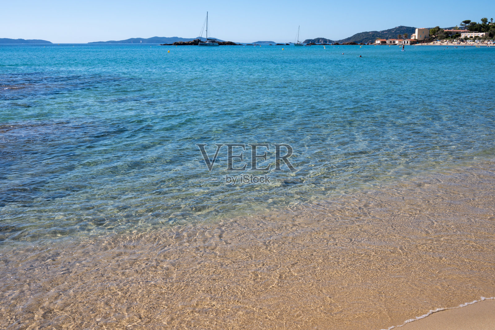 夏天在法国里维埃拉度假，在法国普罗旺斯瓦勒拉万杜附近的圣克莱尔地中海清澈湛蓝的海水照片摄影图片