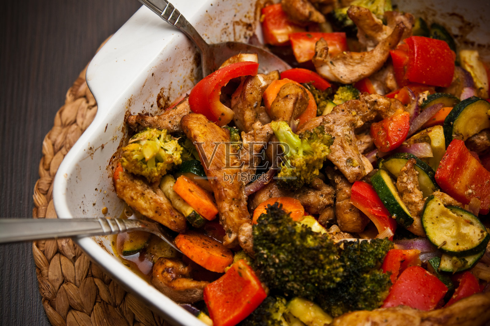 炸鸡条纹配七彩青菜照片摄影图片