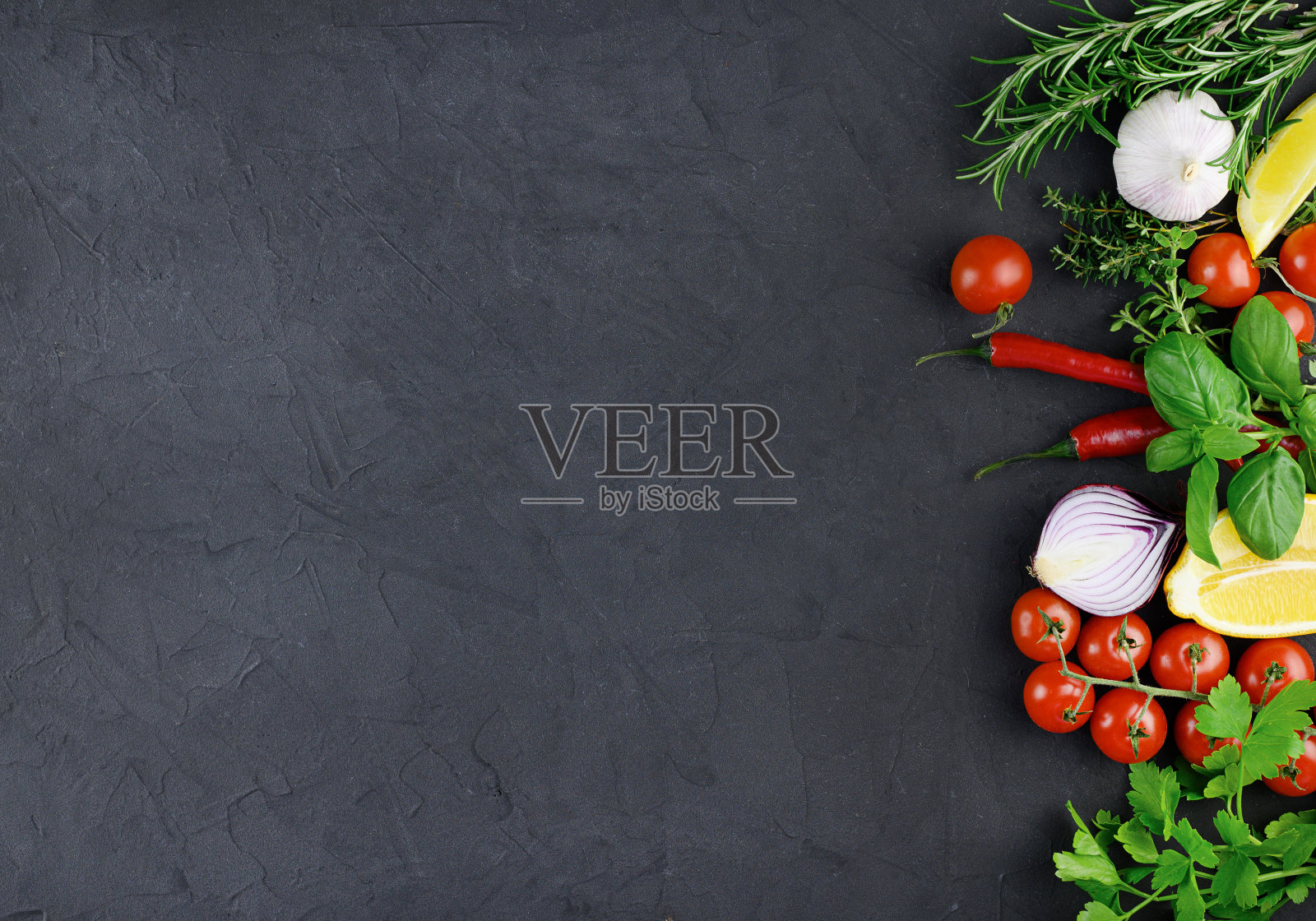 色彩丰富的各种香草和香料烹饪在黑暗的背景，复制空间，模拟，旗帜照片摄影图片