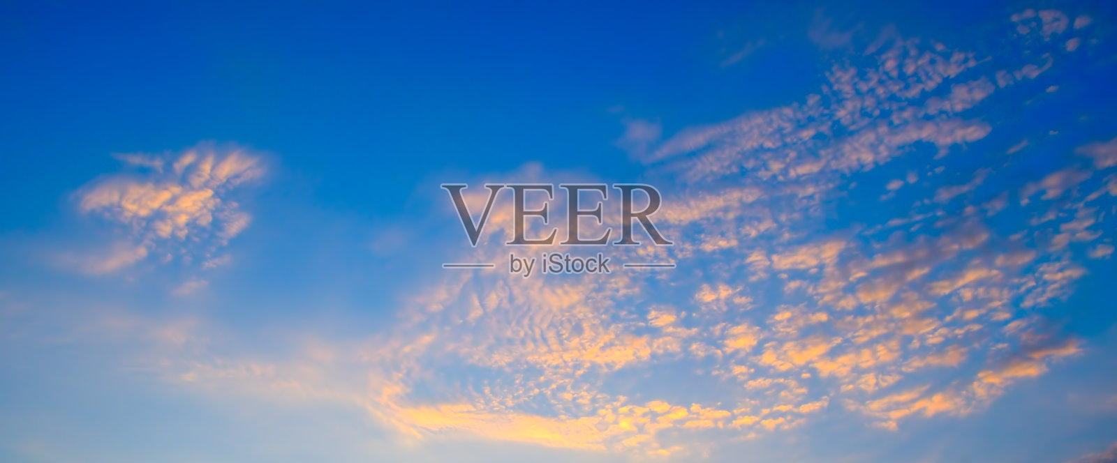 明亮的红色天空和太阳升起。宽的照片。照片摄影图片