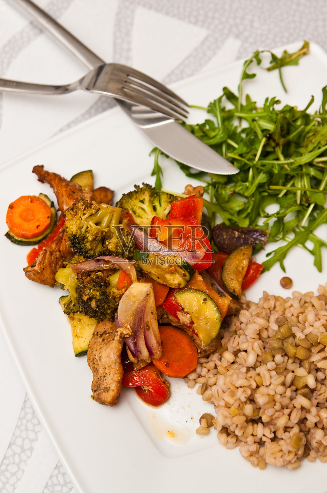 炸鸡条纹配七彩青菜照片摄影图片