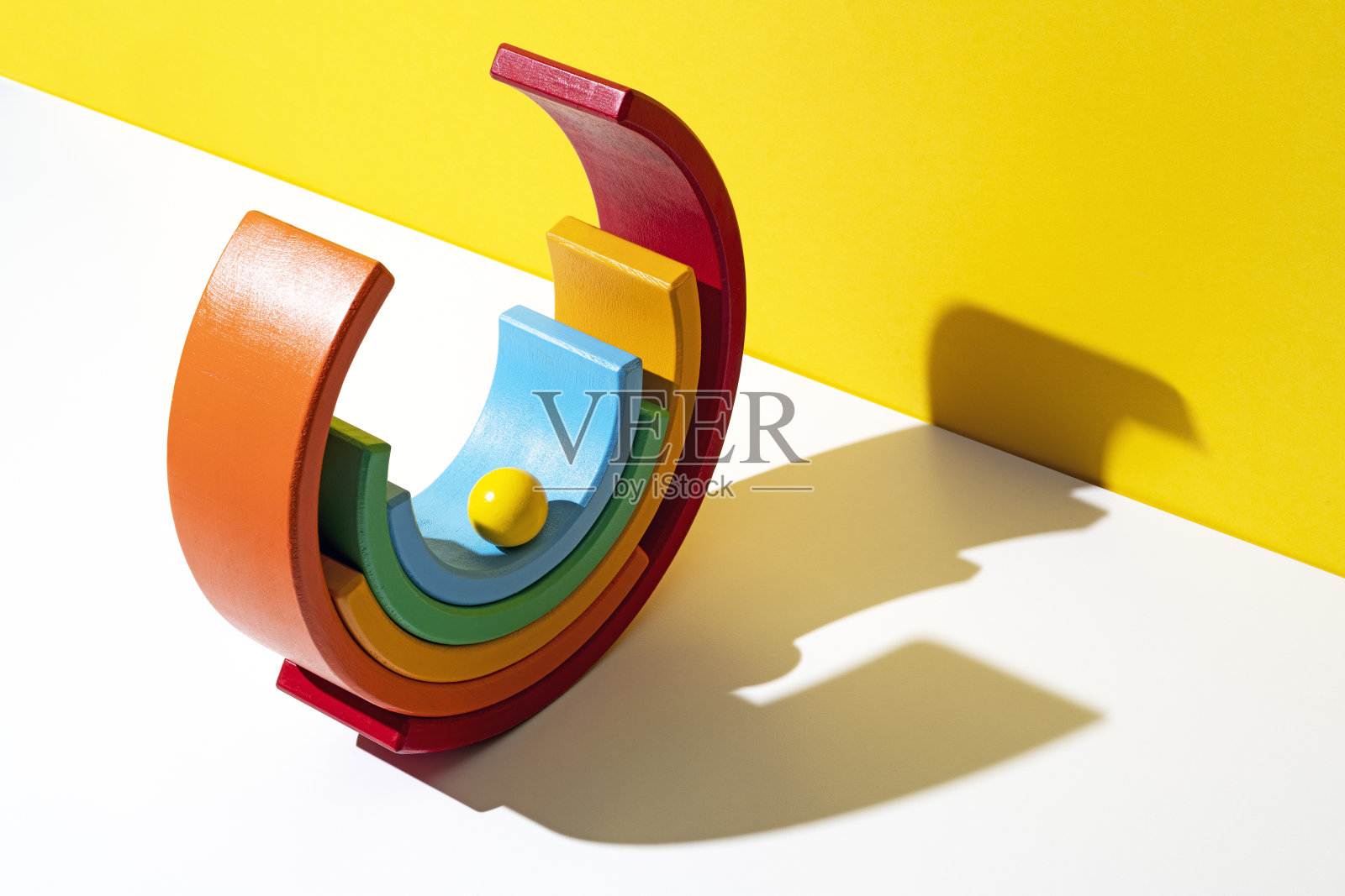 五彩缤纷的彩虹玩具照片摄影图片