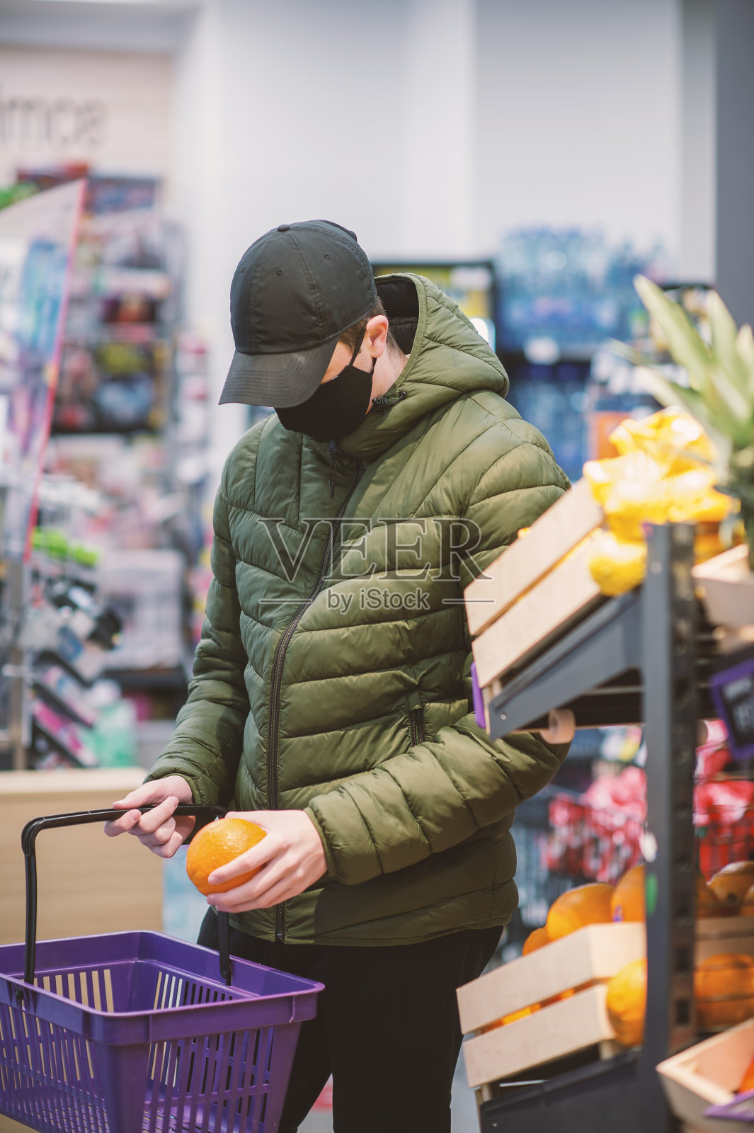 一个年轻人戴着防护面具在超市里照片摄影图片