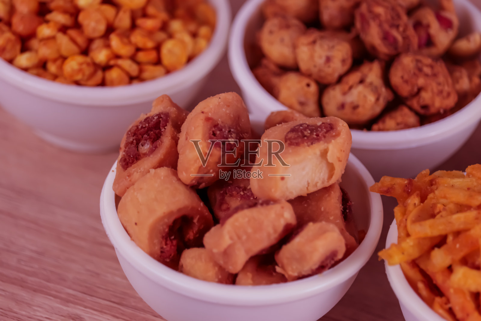 ，印度早餐或茶时间小吃，如bhakharvadi, chivda, farsan, mixture, shing bhujia, bakarwadi等照片摄影图片