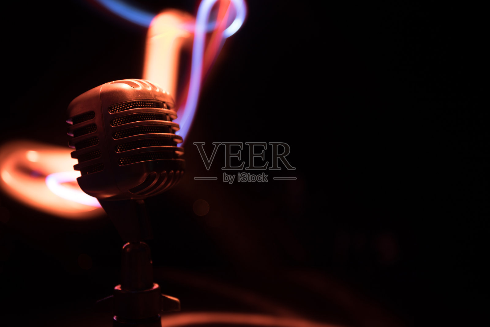 音响室或舞台上的声音、音乐、卡拉ok麦克风。麦克风技术。声音，音乐会娱乐背景。语音广播设备。现场流行，摇滚音乐表演照片摄影图片